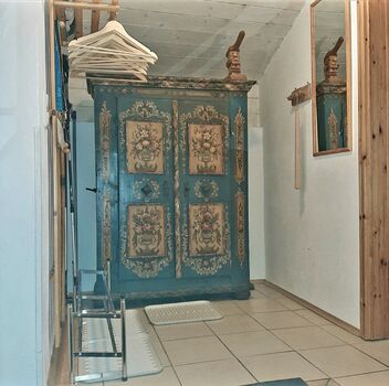 Im Eingangsbereich der Wohnung befindet sich ein historischer Schrank aus dem 17. jahrhundert mit hangefertigter Malerei, ein besonderes Stück Familiengeschichte mit authentischen Charakter.