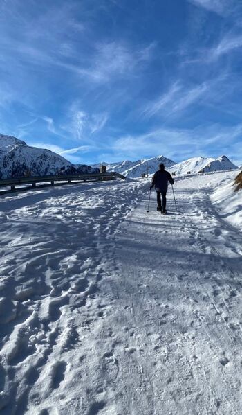 Schneeschuhwanderung in der winterlichen Bergwelt rund um Heiligenblut. Freier Himmel, verschneiter Wanderweg und eindrucksvoller Blick auf den Großglockner.