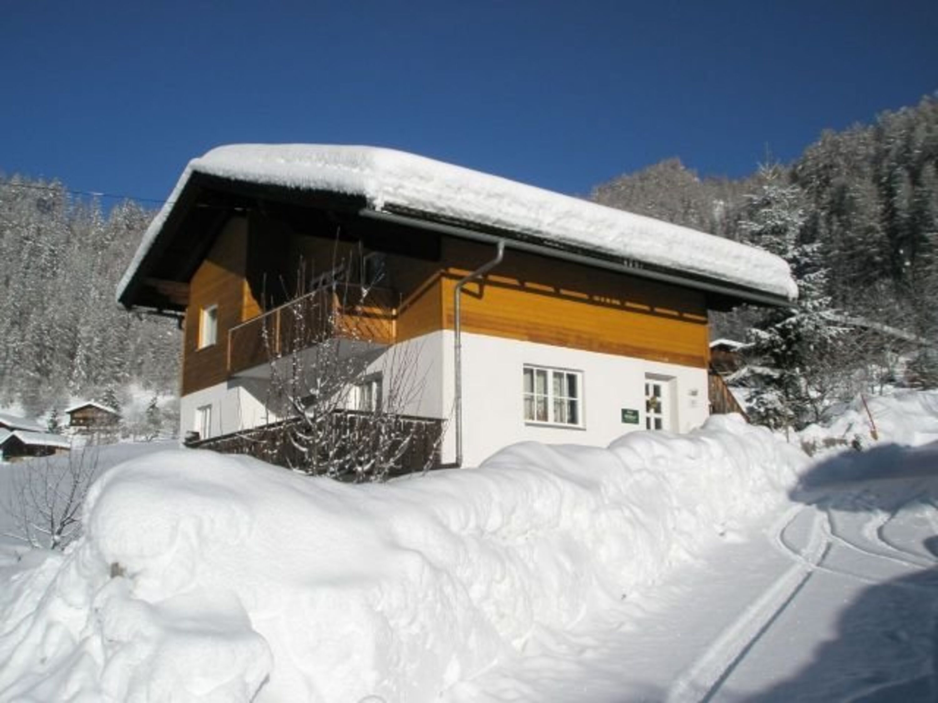 Das Ferienhaus Mildner im Winter, eingebettet in eine tief verschneite Landschaft von Heiligenblut am Großglockner. Umgeben von der beeindruckenden bergwelt des Nationalparks Hohe Tauern.