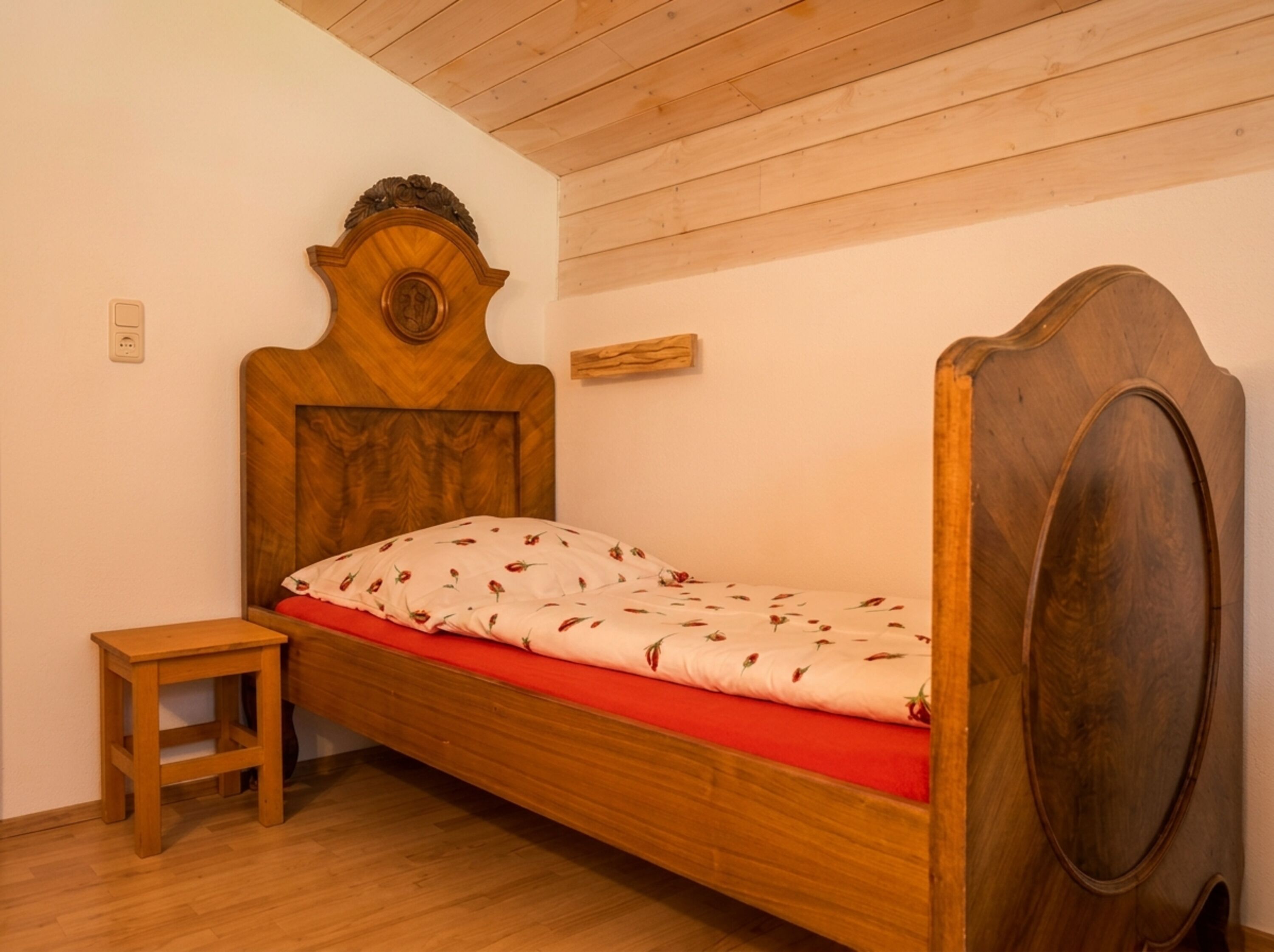 Das dritte Schlafzimmer mit zwei aufwendig restaurierten Originalbetten aus Familienbesitz verbindet historischen Alpencharme mit angenehmen modernen Schlafkomfort