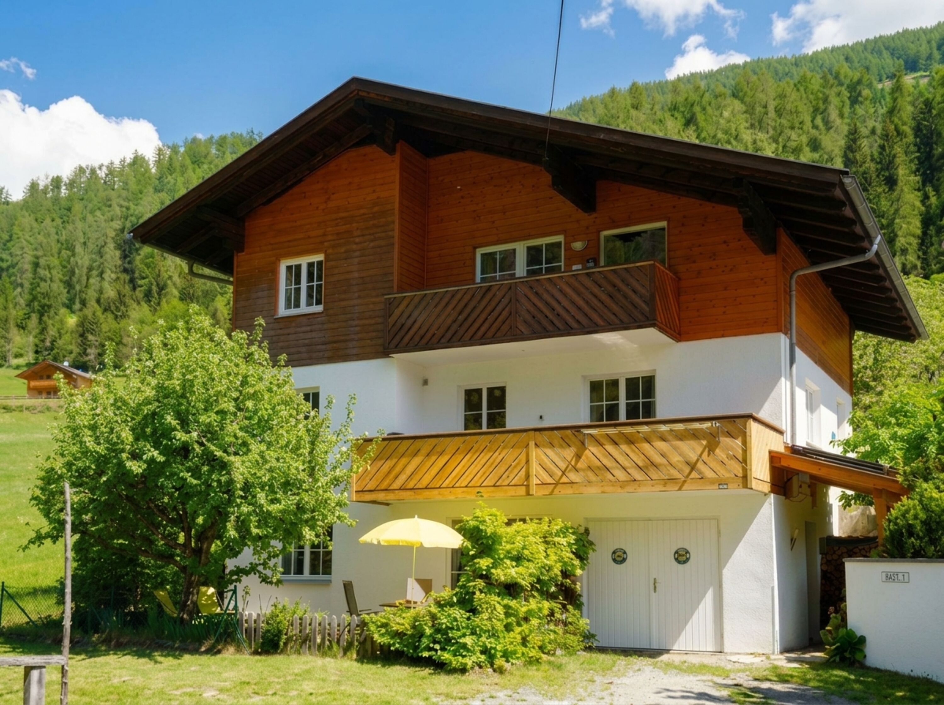 Ferienhaus Mildner mit Balkon und Blick in die umliegende Bergwelt von Heiligenblut am Großglockner im Nationalpark Hohe Tauern