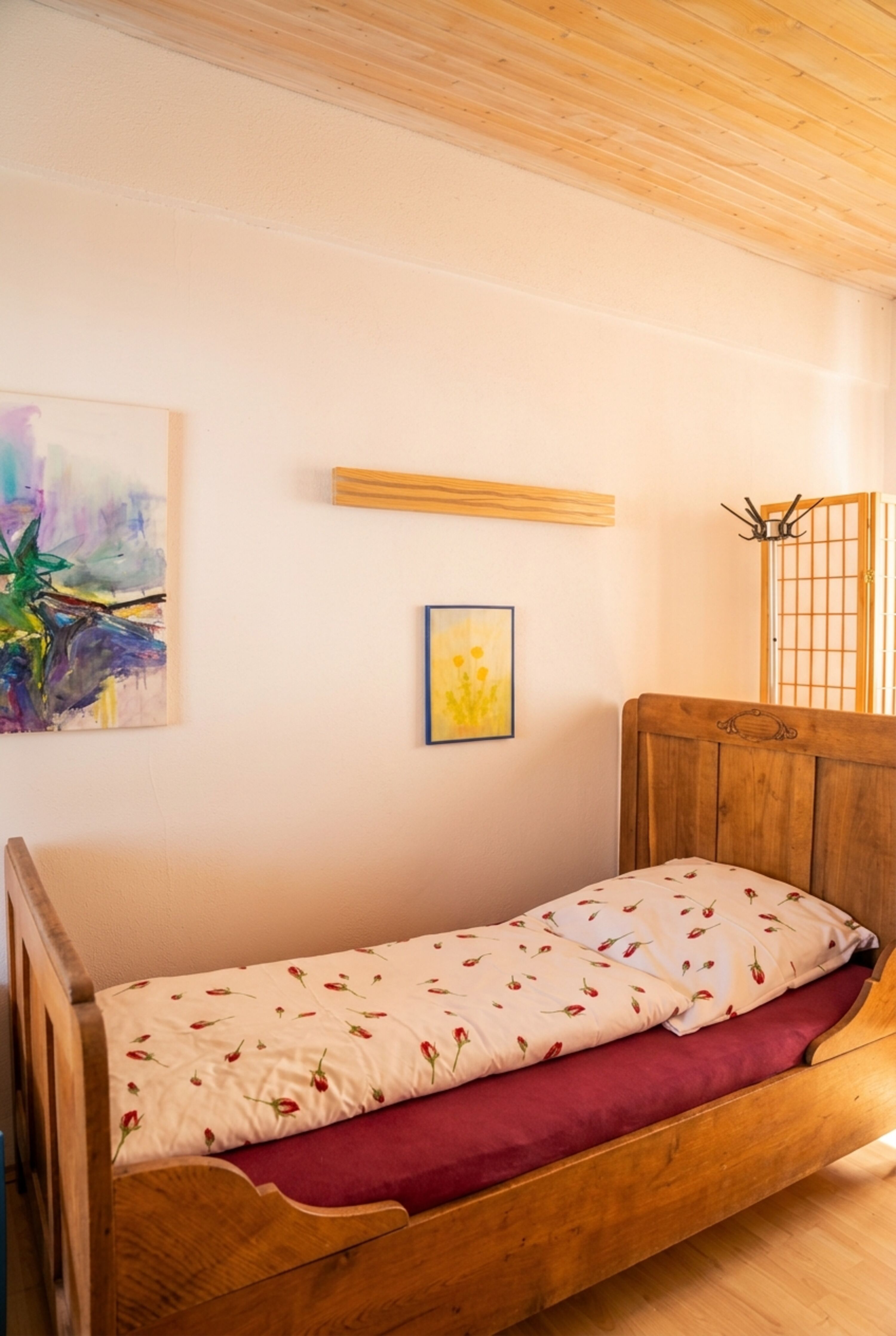 Das dritte Schlafzimmer mit zwei aufwendig restaurierten Originalbetten aus Familienbesitz verbindet historischen Alpencharme mit angenehmen modernen Schlafkomfort