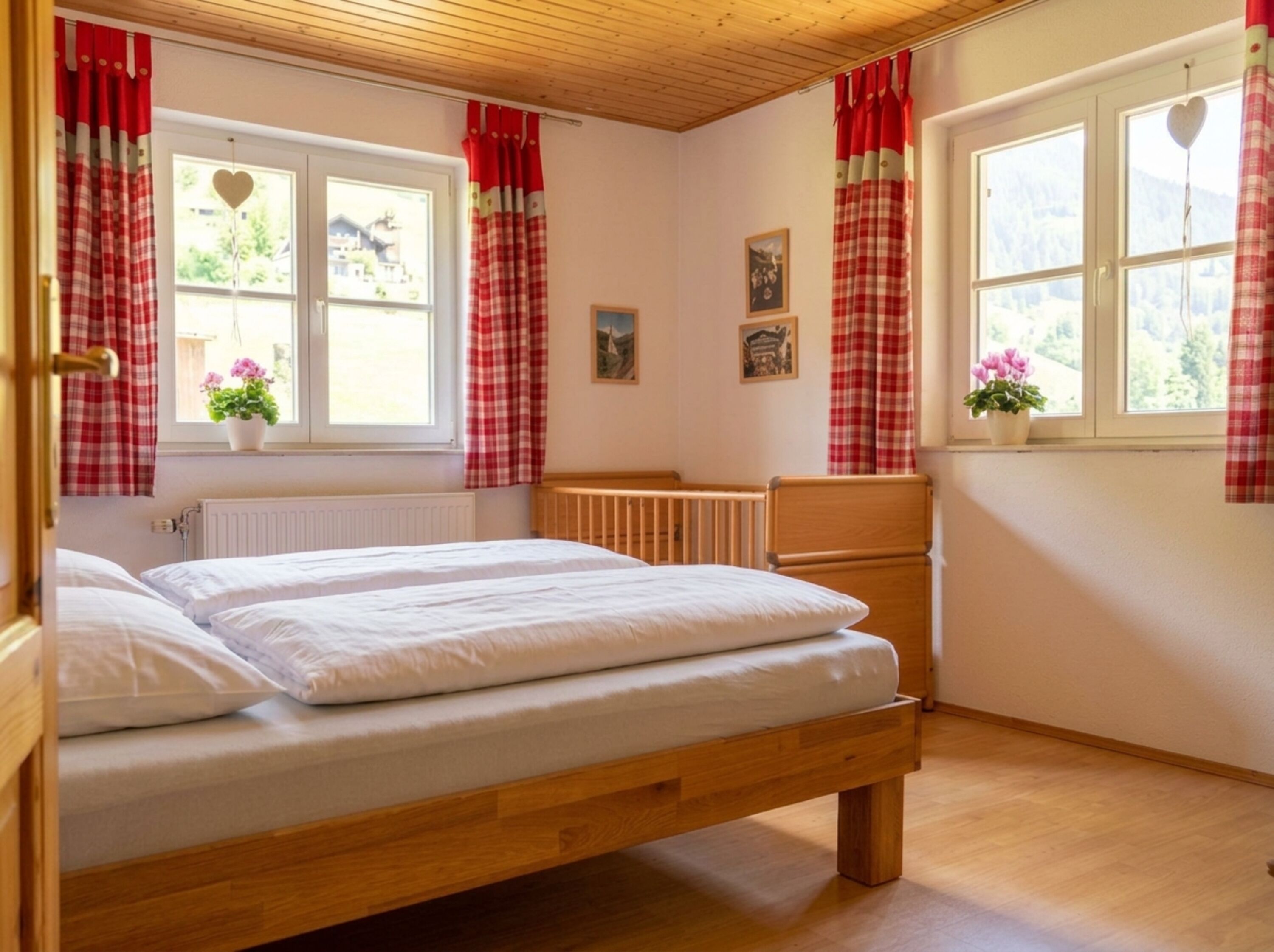 Ein Kinderbett steht bereit