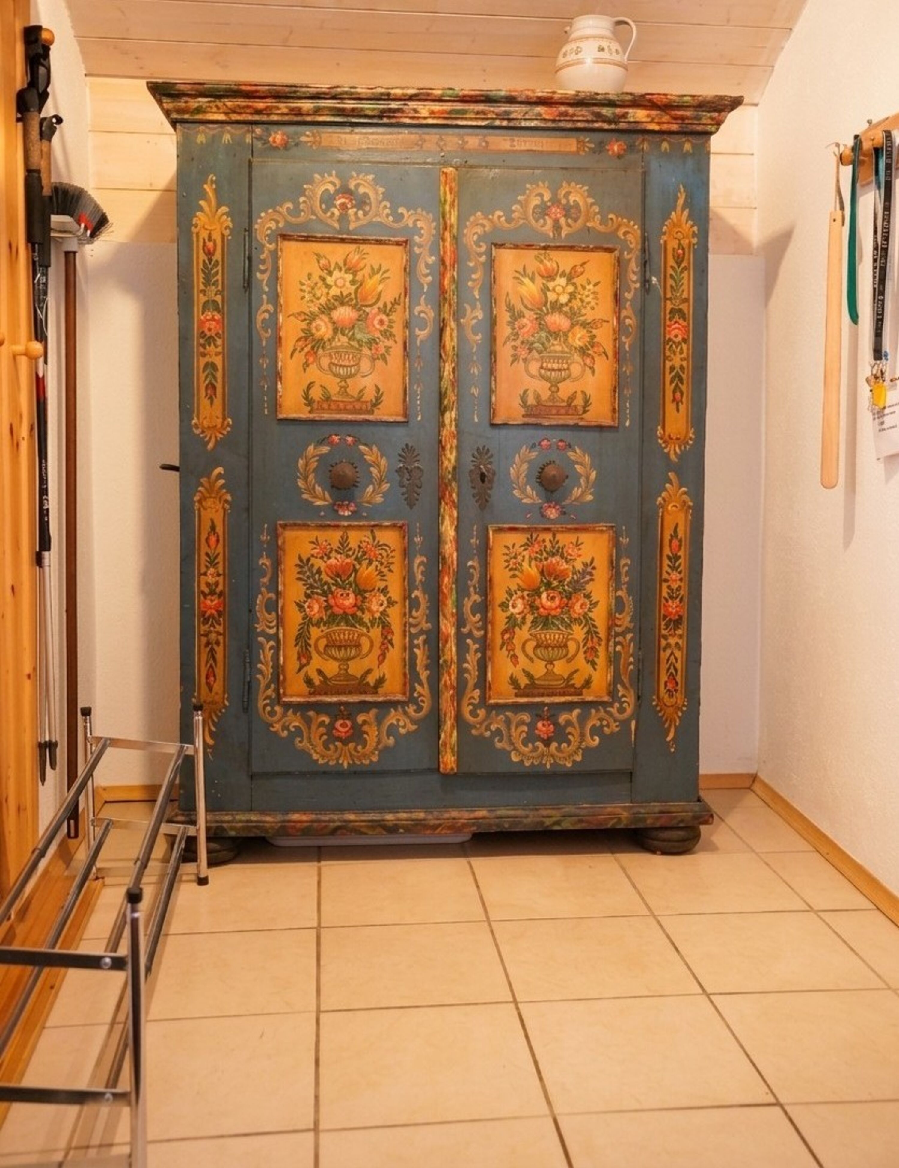 Im Eingangsbereich der Wohnung befindet sich ein historischer Schrank aus dem 18. jahrhundert mit hangefertigter Malerei, ein besonderes Stück Familiengeschichte mit authentischen Charakter.