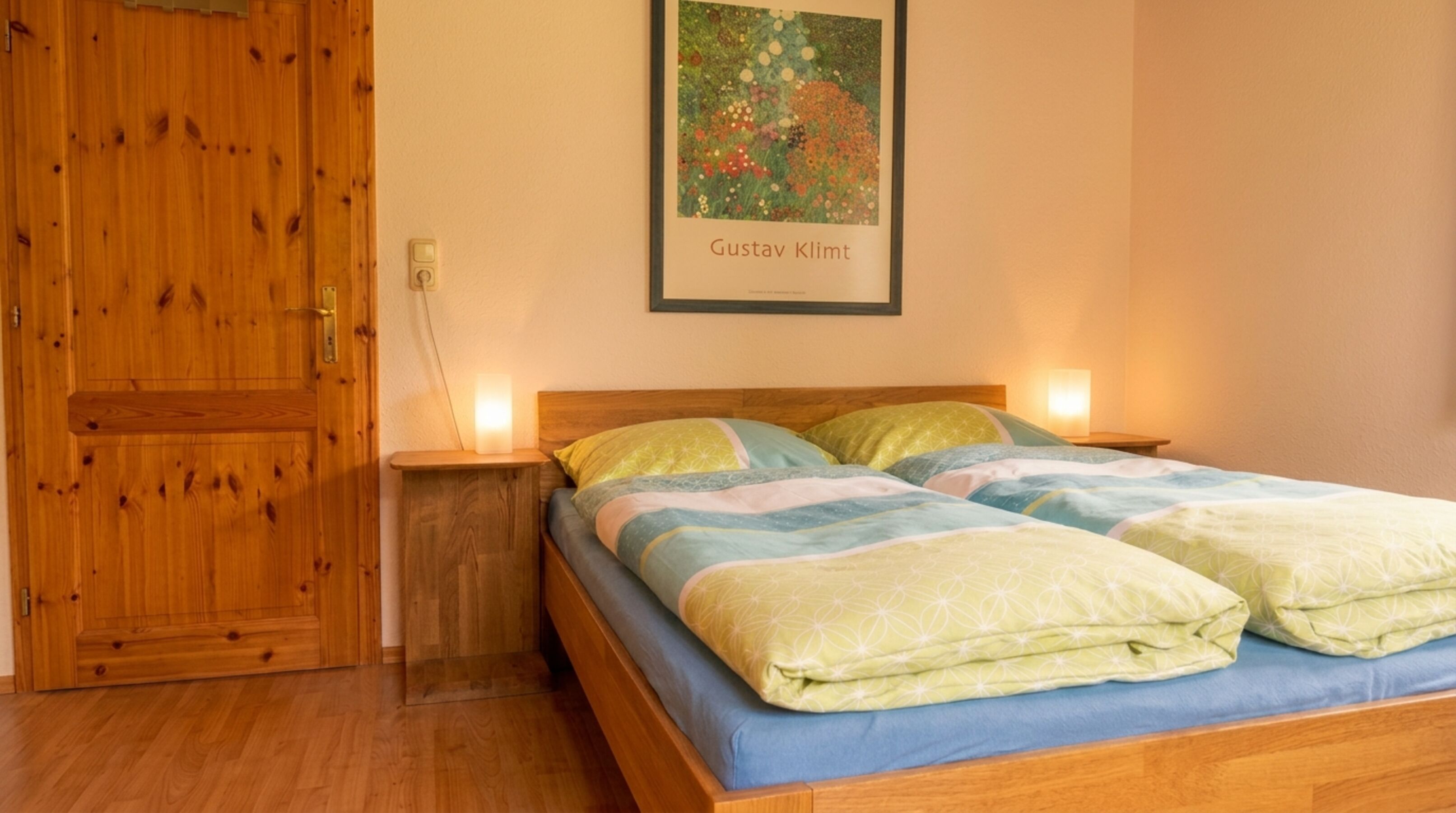 Das Schlafzimmer im warmen Abendlicht mit sanfter Beleuchtung-eine ruhige, behagliche Atmosphäre, die Erholung und Schlafqualität in den Mittelpunkt stellt.