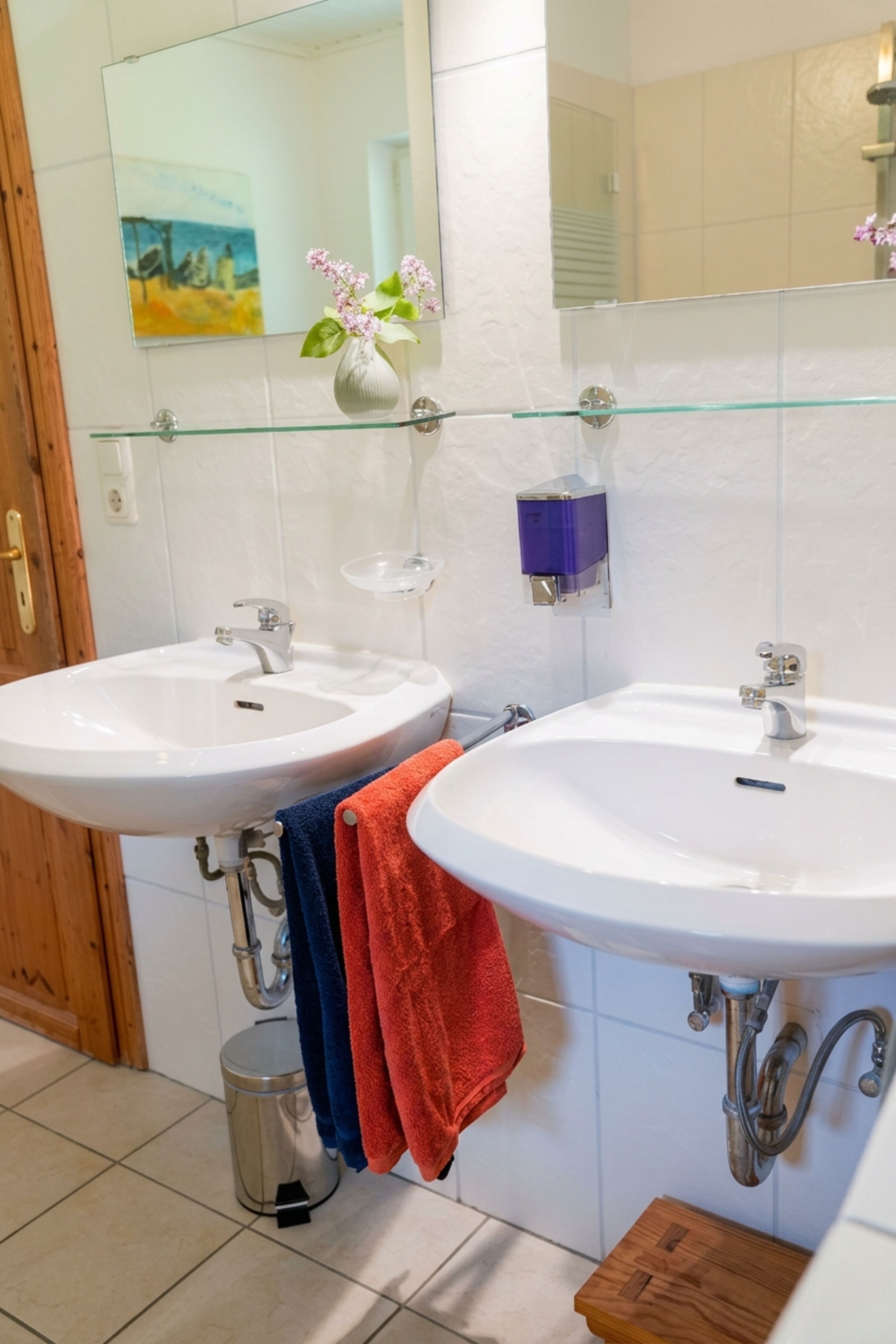 Das Badezimmer im Ferienhaus Mildner mit Doppelwaschbecken, hochwertigen Holzdetails und gepflegter Ausstattung, funktional, sauber, und harmonisch gestaltet.