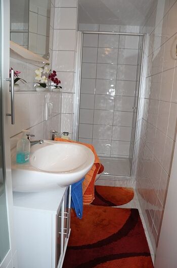 Bad mit Dusche und WC 1. Stock