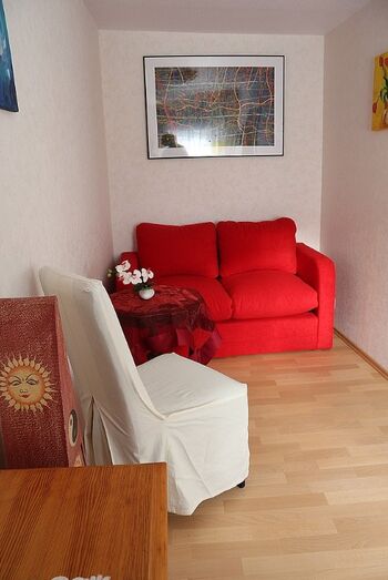 Zimmer mit Schlaf-Auszieh-Couch im Erdgeschoss
