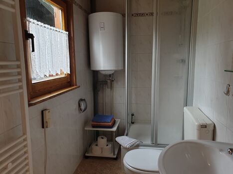 Das kleine, praktische Badezimmer der Blockhütte