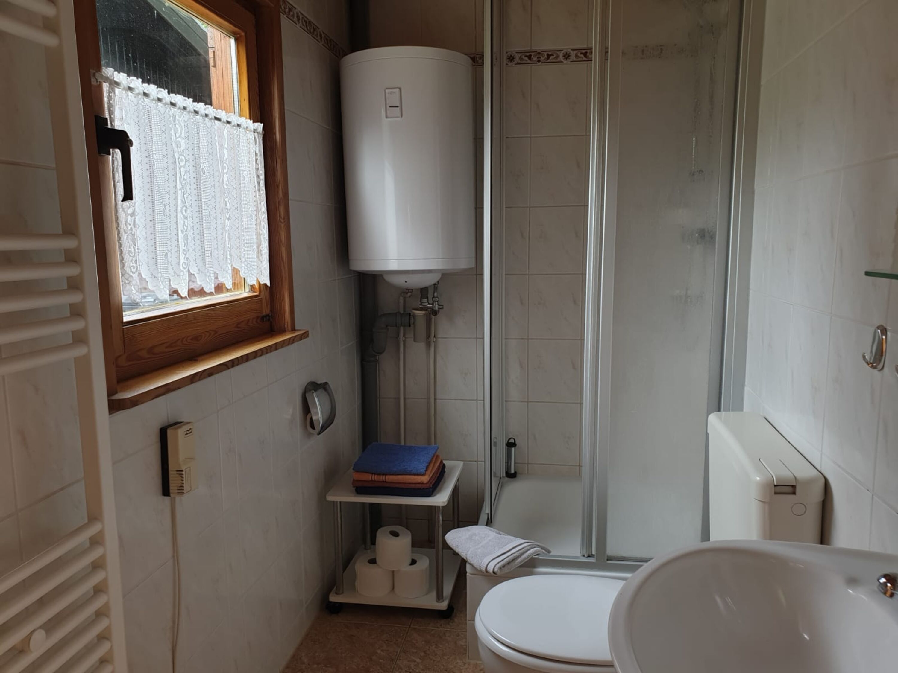 Das kleine, praktische Badezimmer der Blockhütte