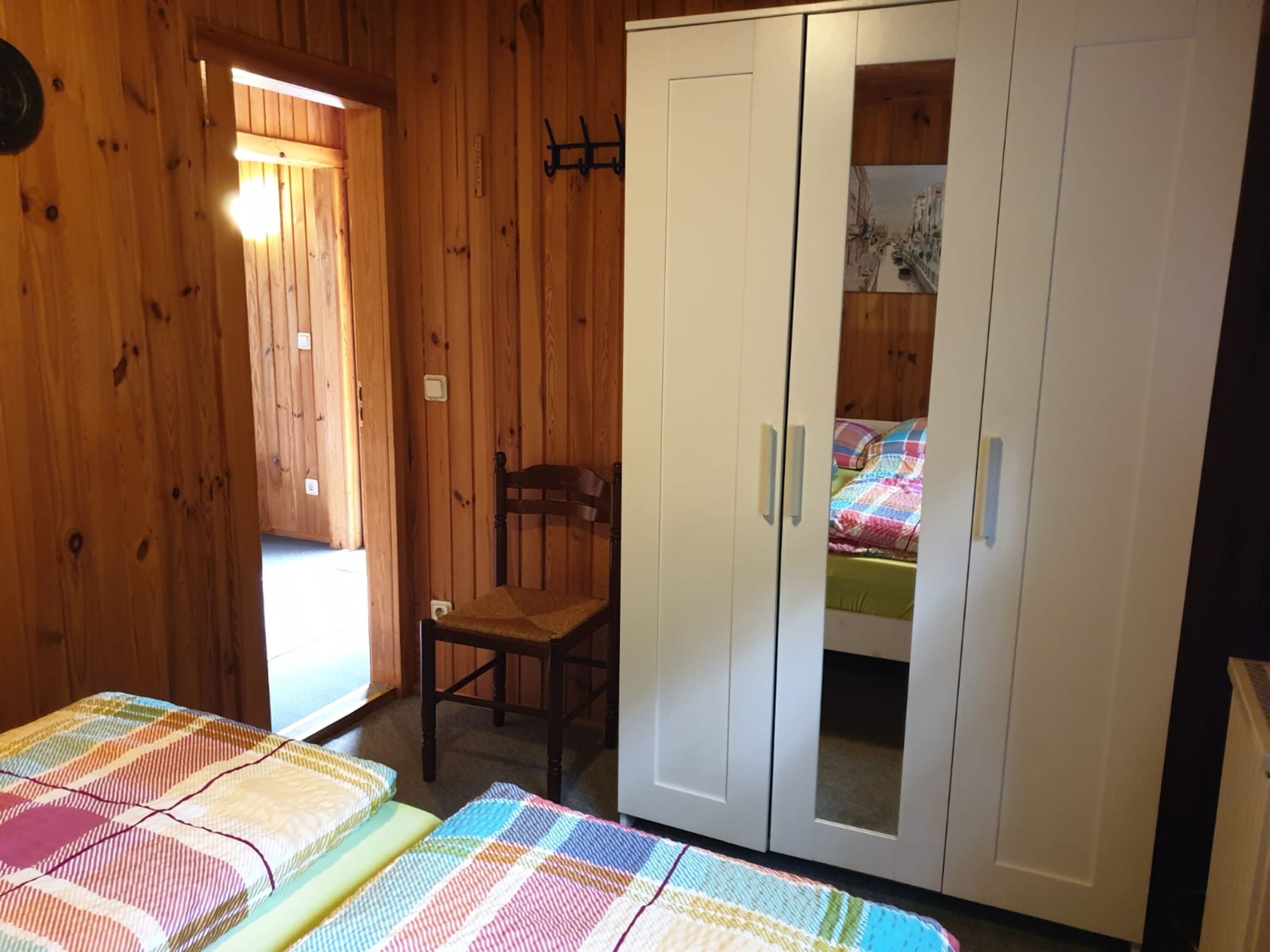 Das Schlafzimmer bietet ausreichend Stauraum.