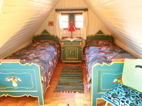 Einzeln gestellte Betten im oberen Schlafzimmer
