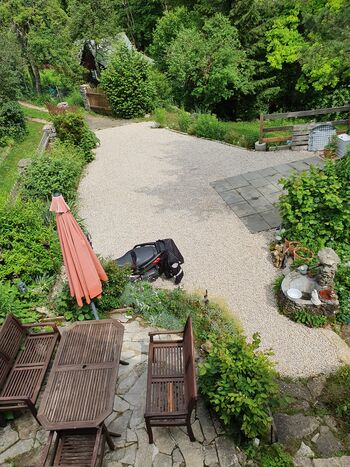 Parkplatz vor Terrasse