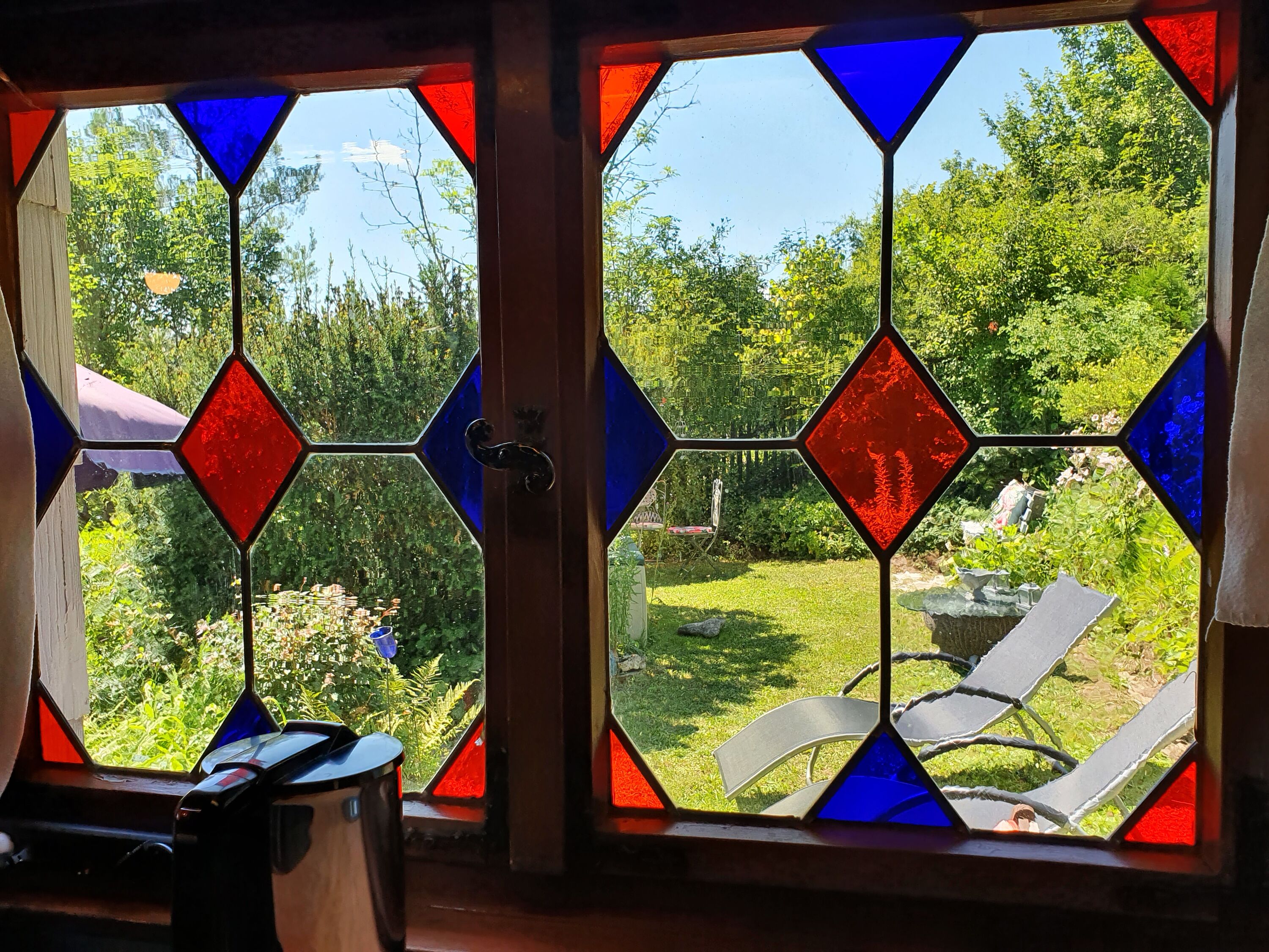 Blick aus Küchenfenster auf Liegewiese hinterm Haus
