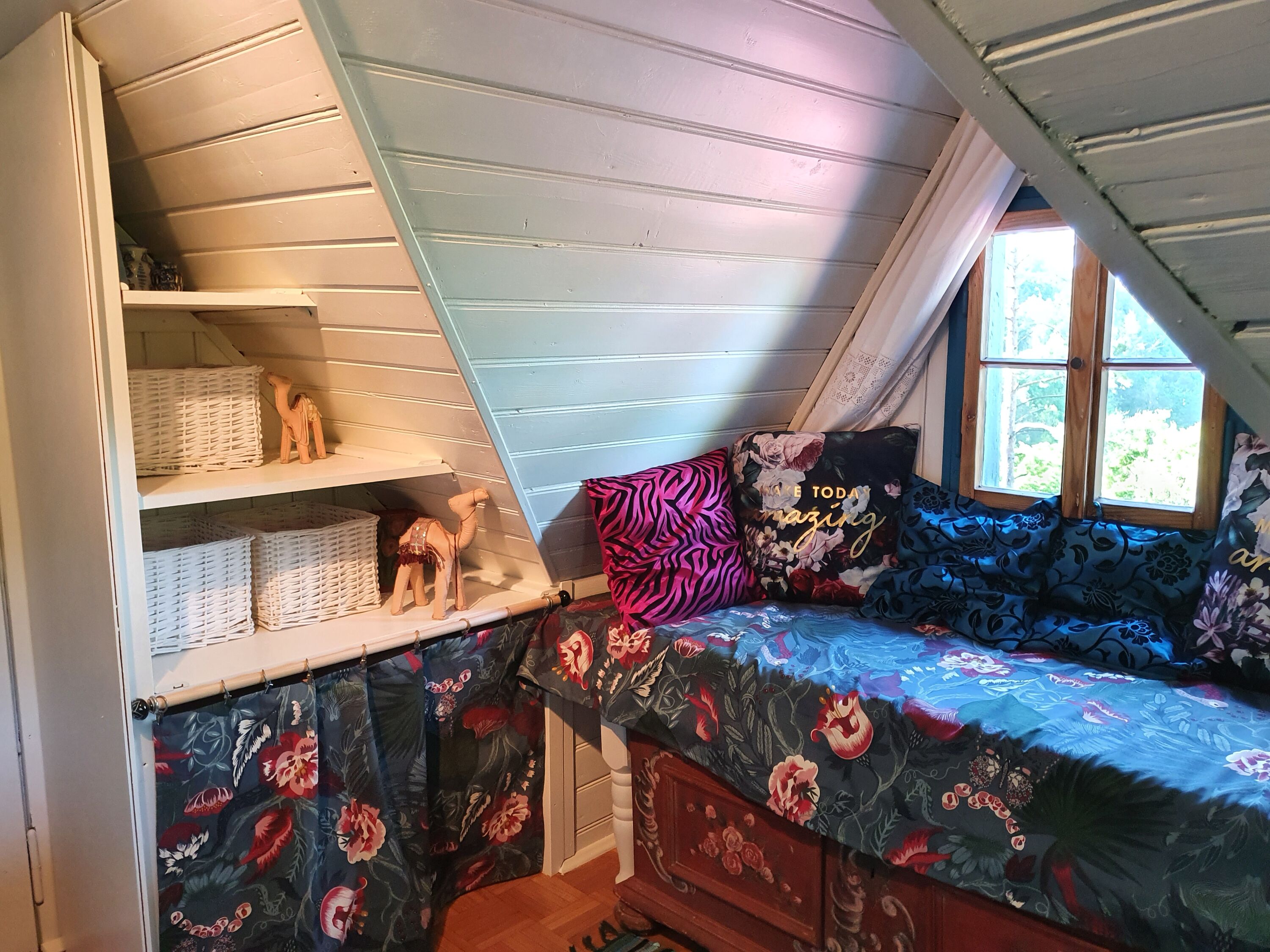 Schrankregal & Fenstersitzplatz im oberen Schlafzimmer