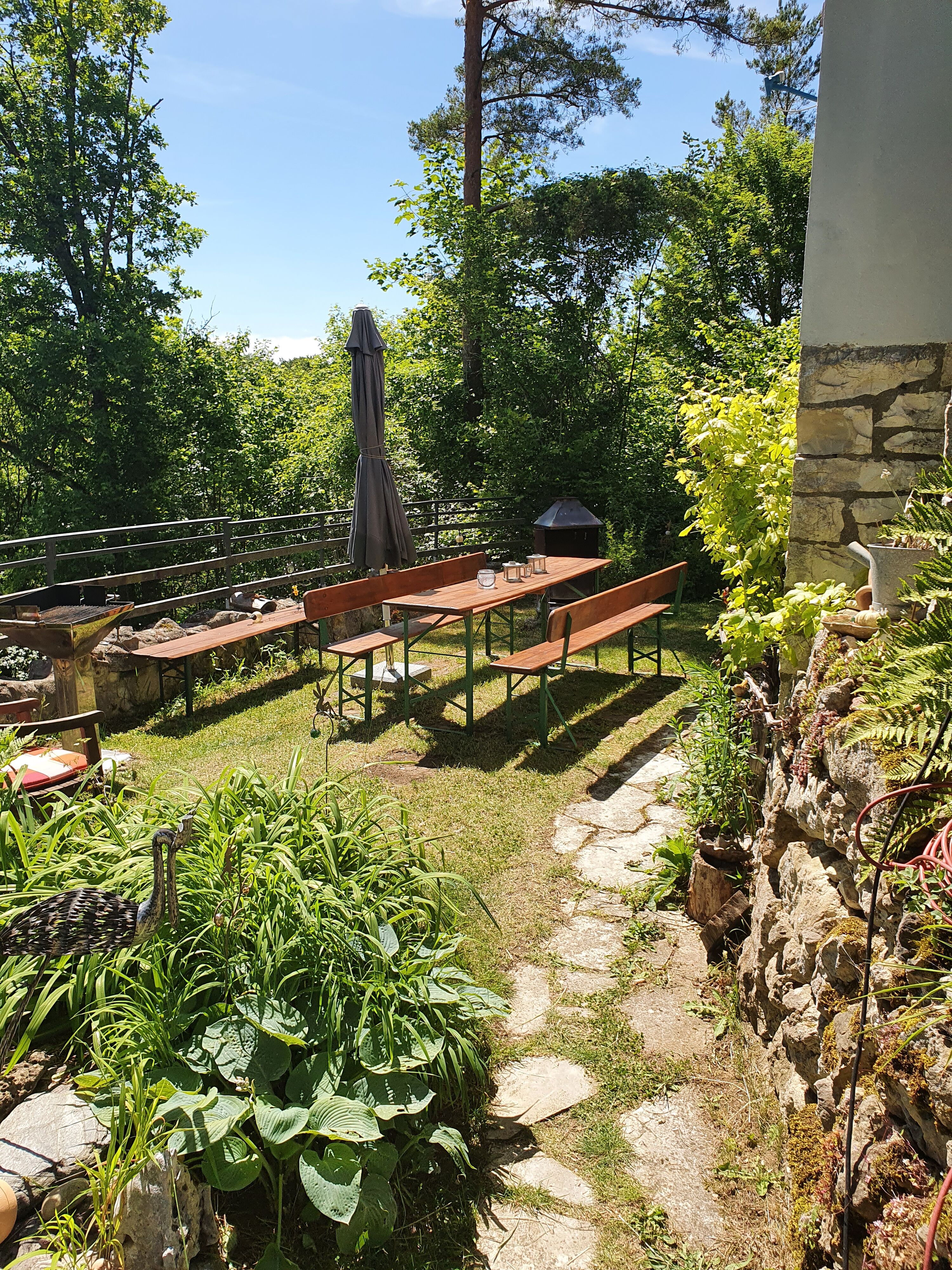 Grill- & Sitzplatz unterm Haus mit Feuerstelle & Weitblick