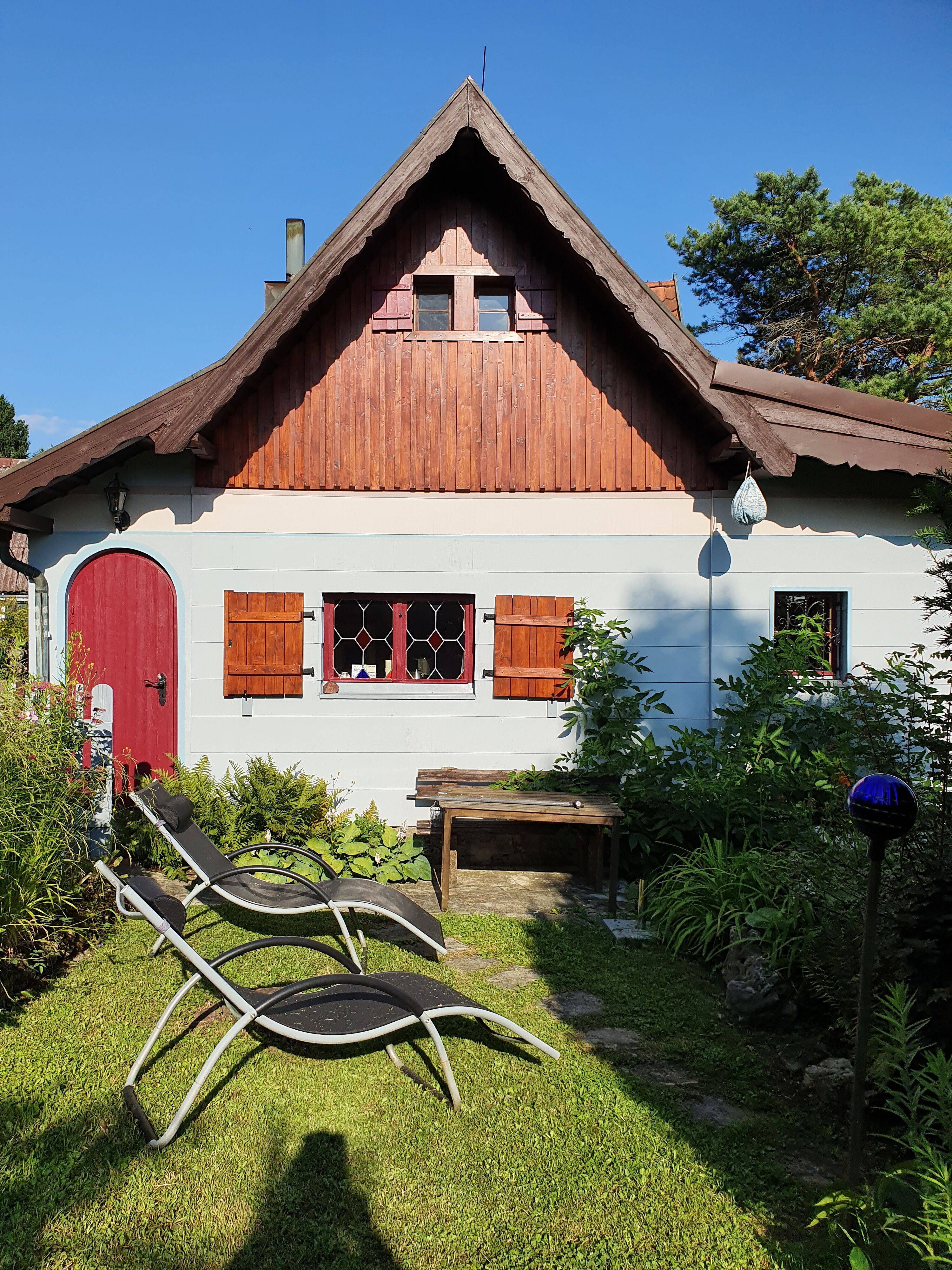 Hausrückseite mit Liegewiese & Terrasse