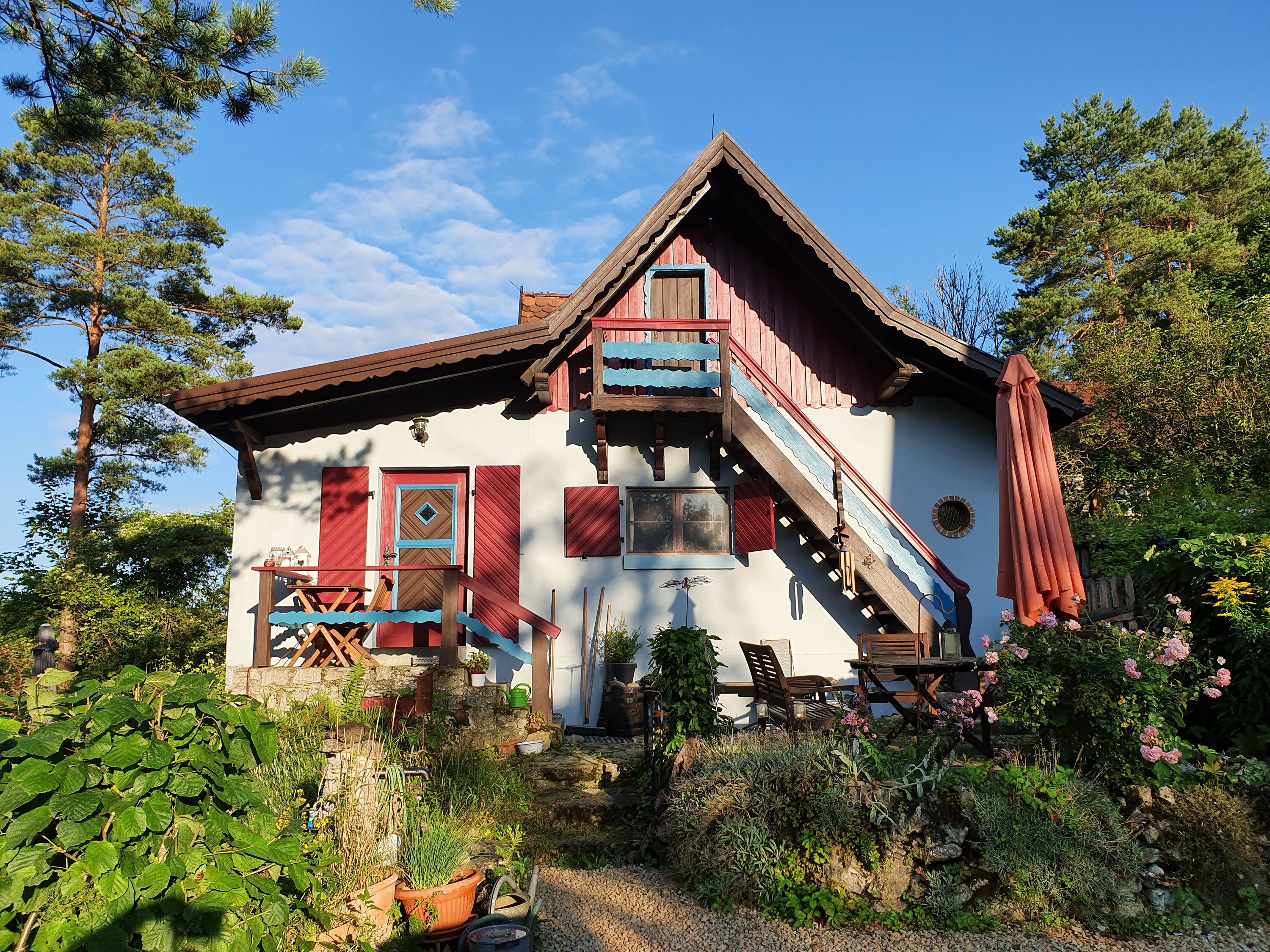 Eingangsbereich und Terrasse vorm Haus