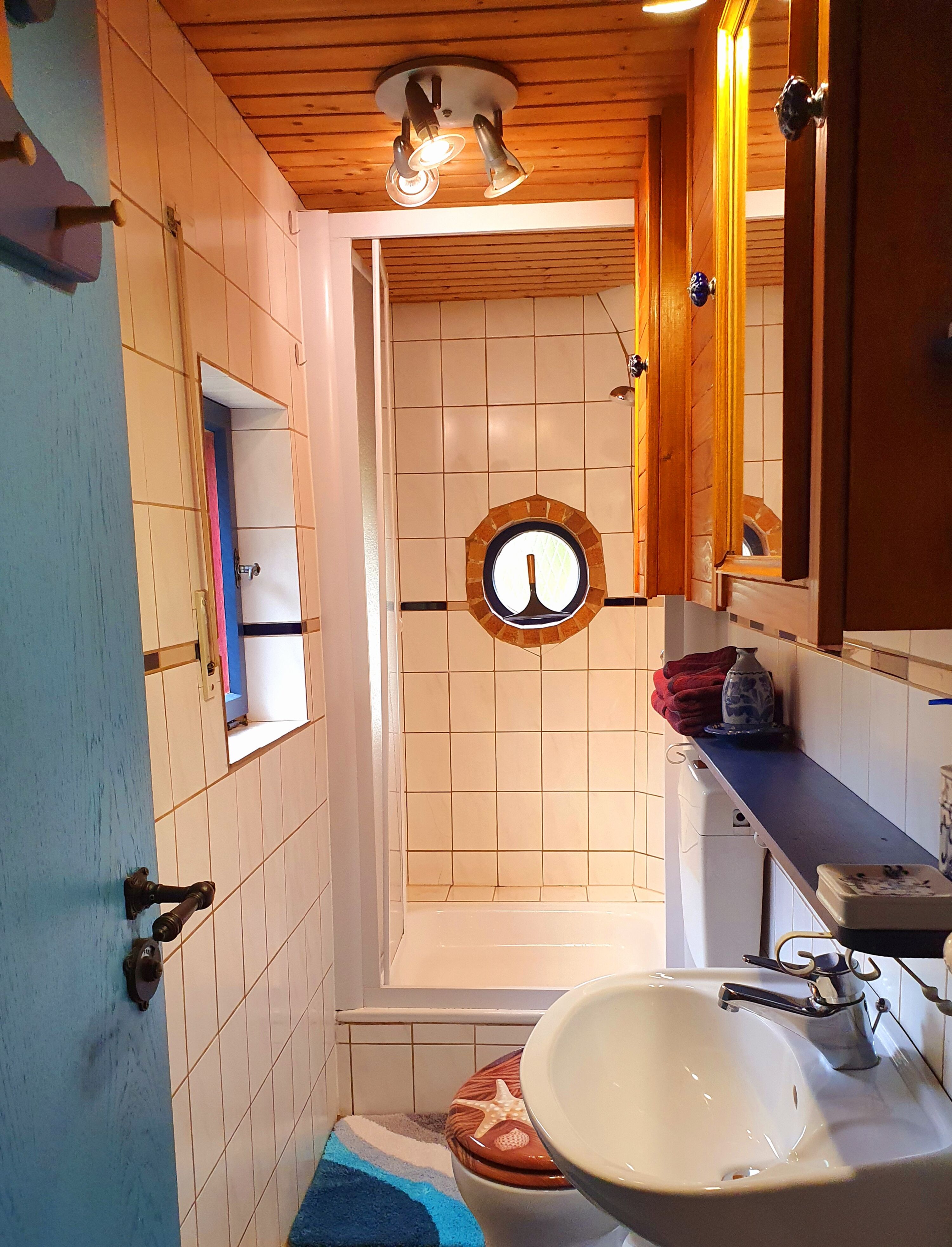 Bad mit Dusche im Parterre