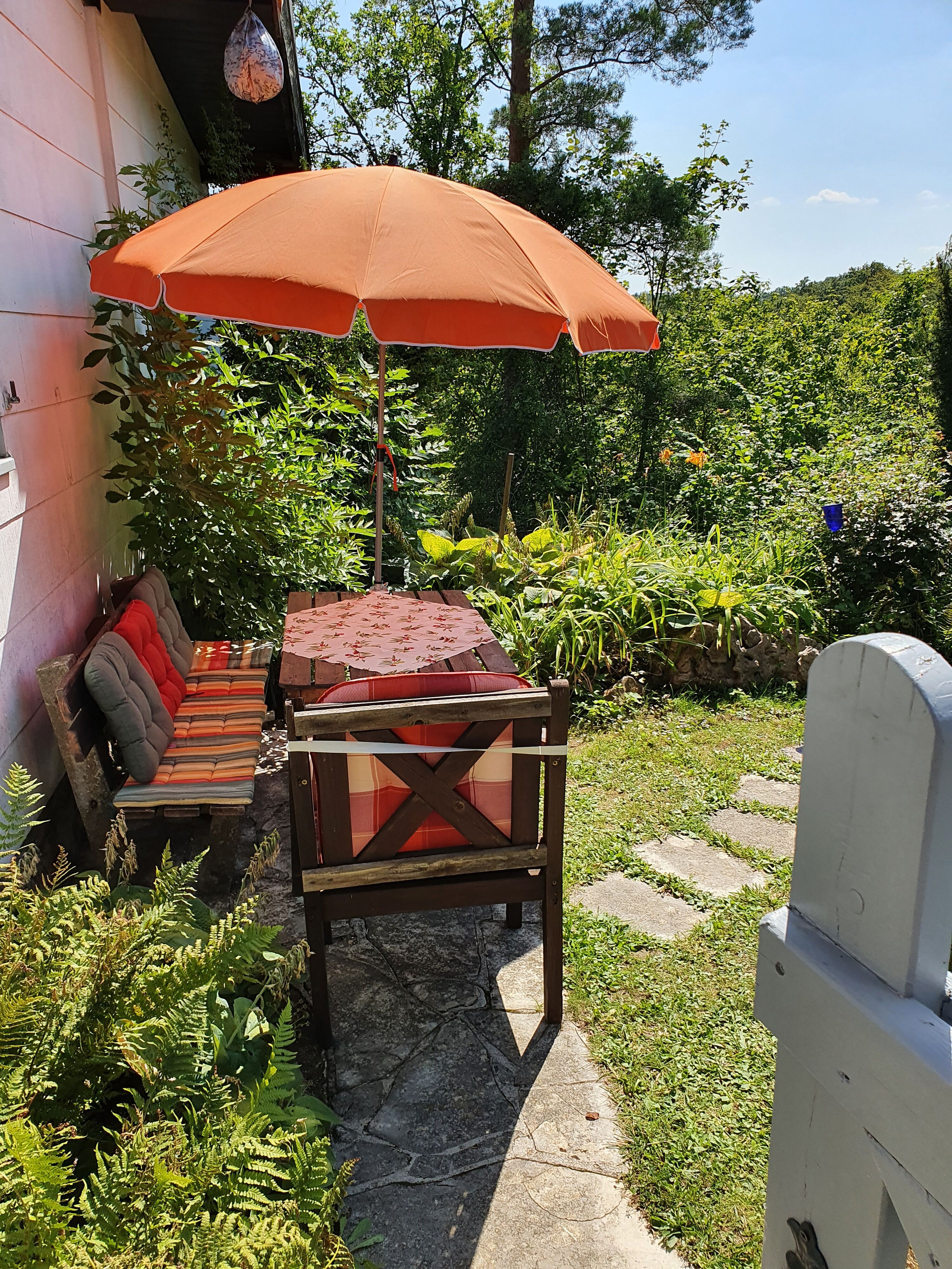Terrasse auf Hausrückseite