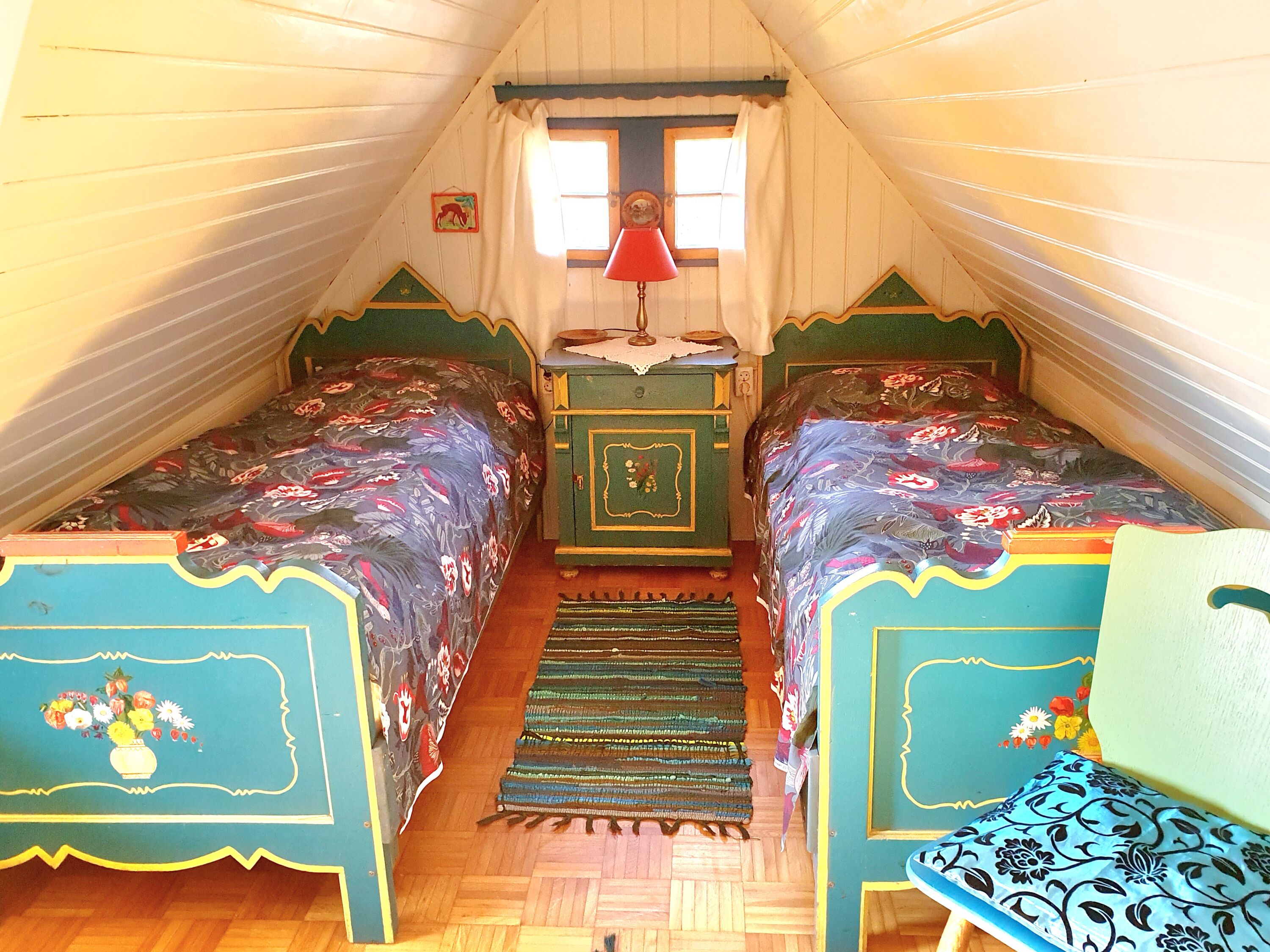 Einzeln gestellte Betten im oberen Schlafzimmer