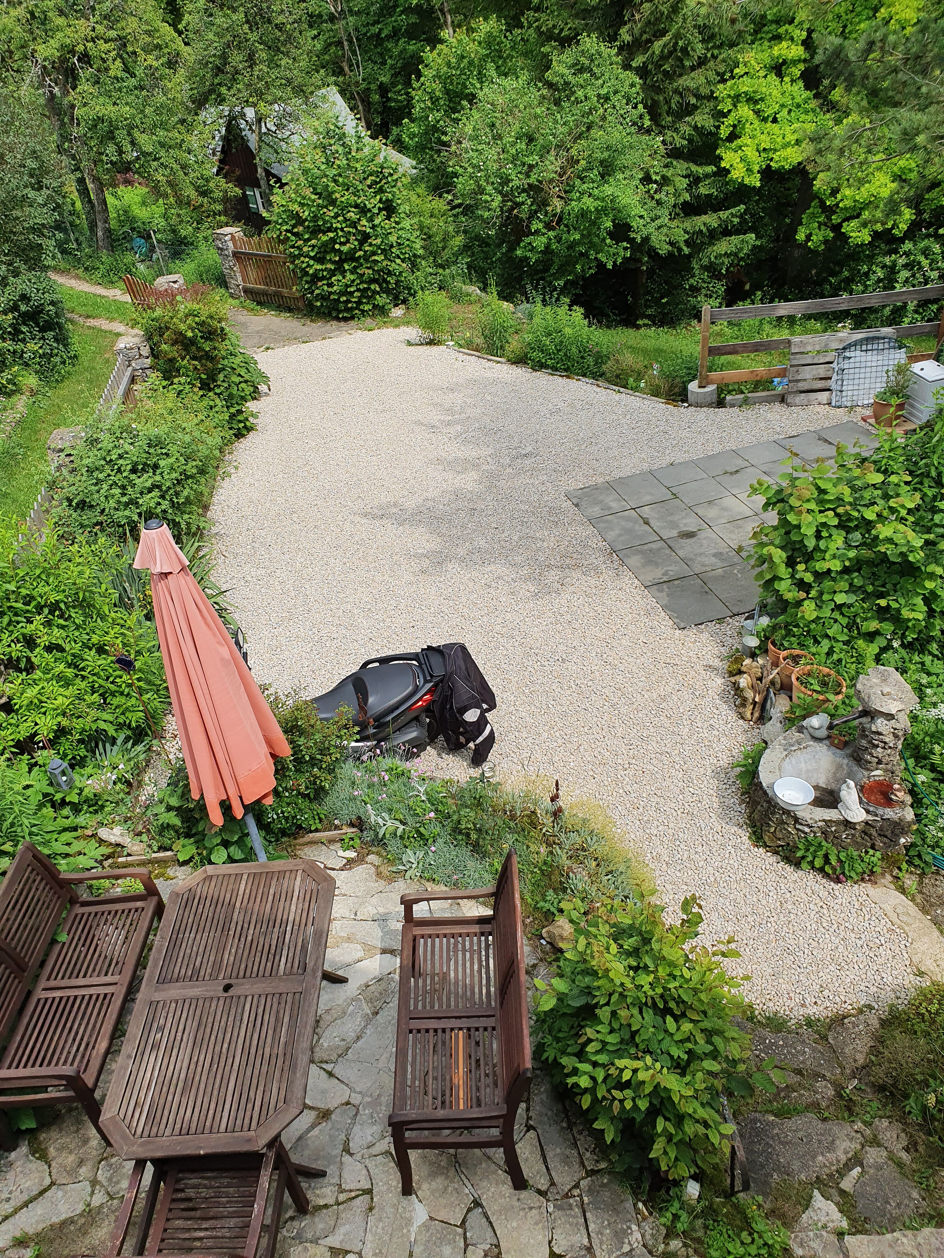 Parkplatz vor Terrasse