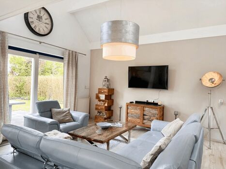 Ferienhaus Villa Relax Ooghduyne mit großem Sofa im Wohnzimmer