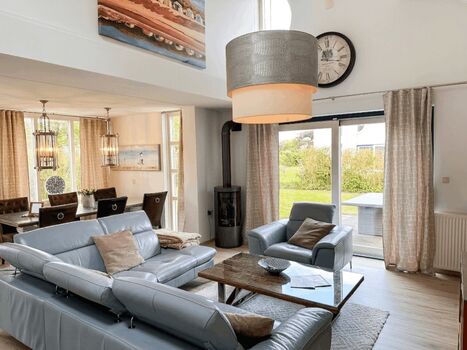 Ferienhaus Villa Relax Ooghduyne mit Kamin im Wohnzimmer