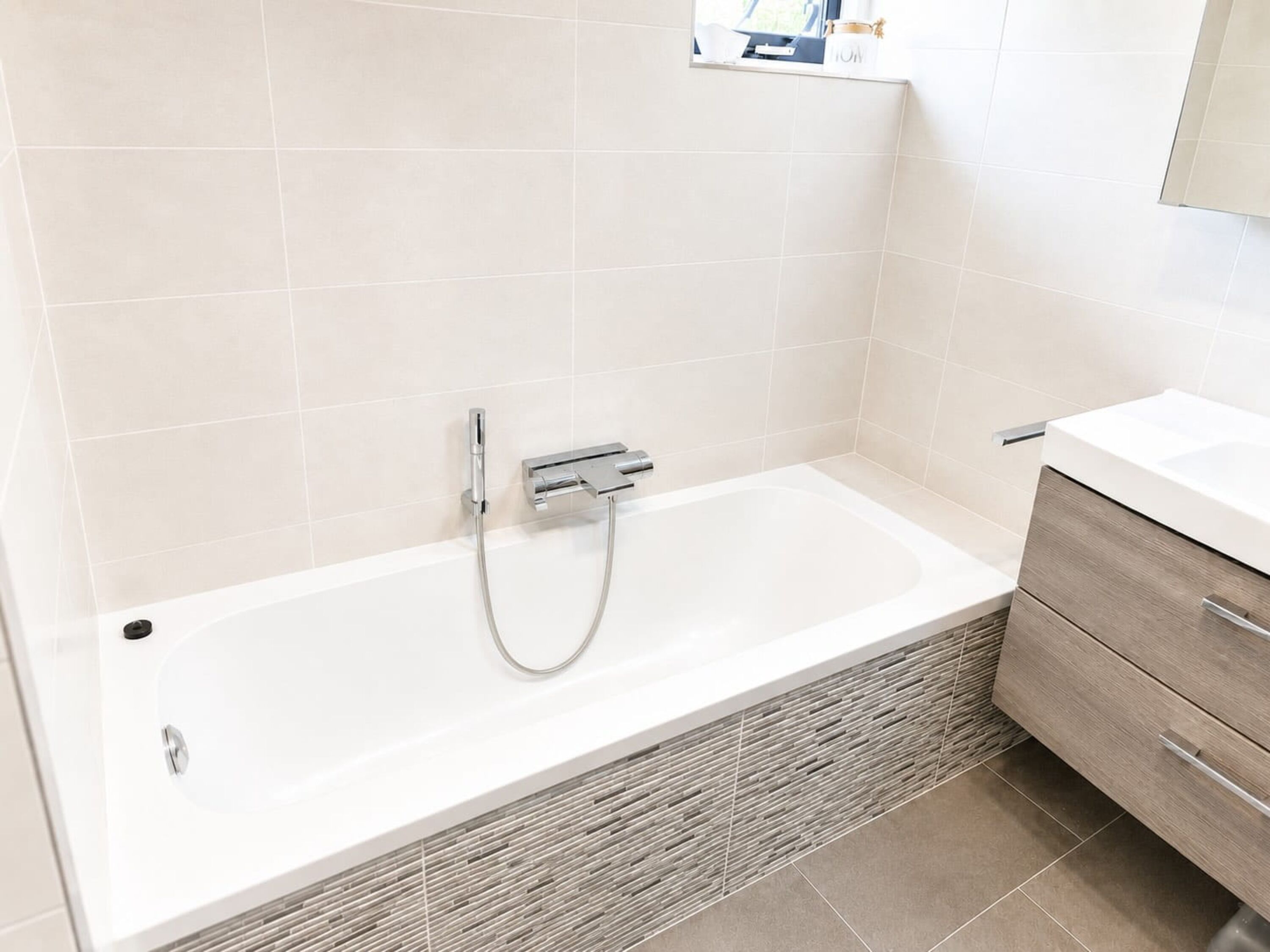 Ferienhaus Villa Relax Ooghduyne mit großem Badezimmer mit Badewanne und Dusche