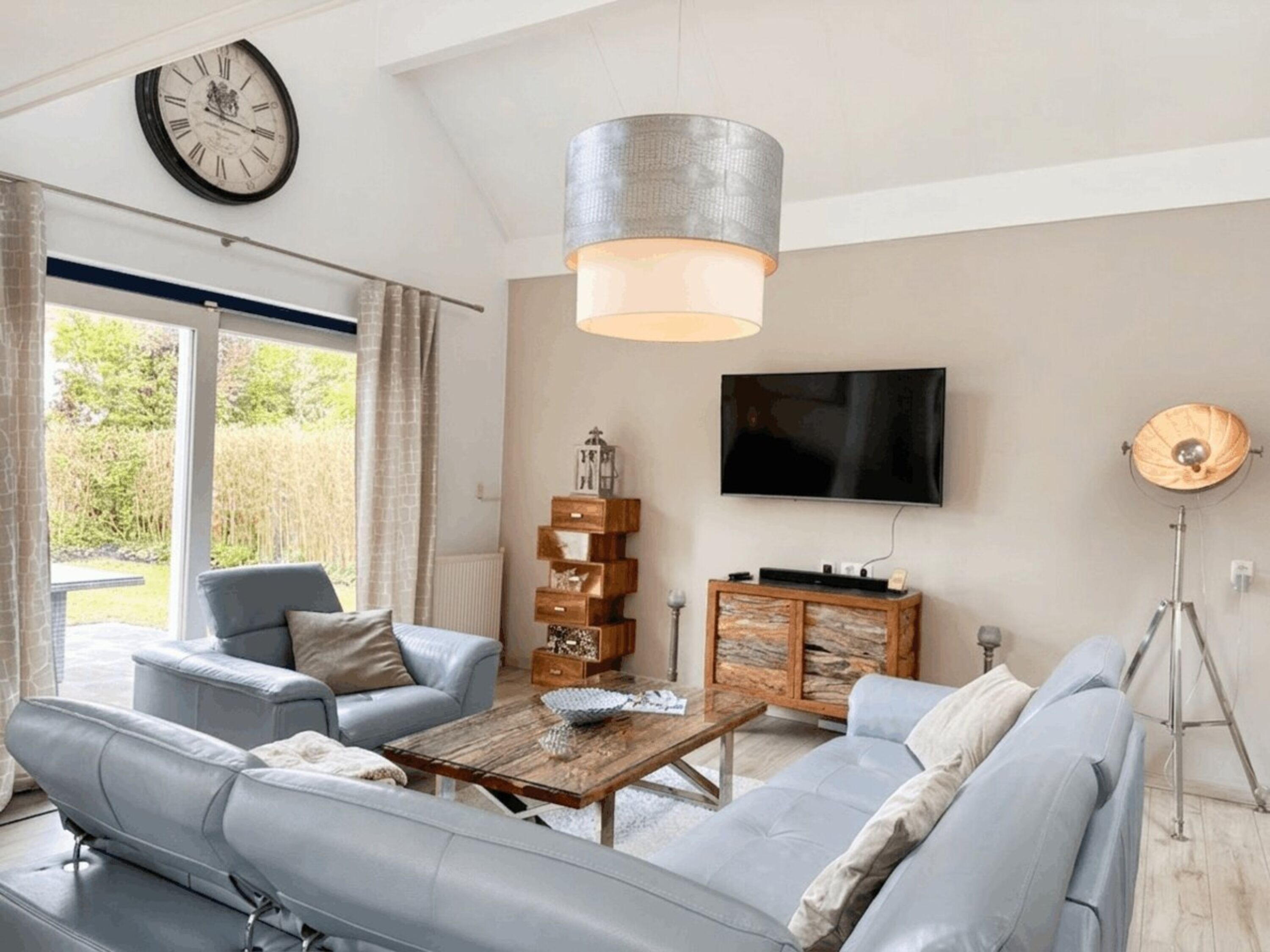 Ferienhaus Villa Relax Ooghduyne mit großem Sofa im Wohnzimmer