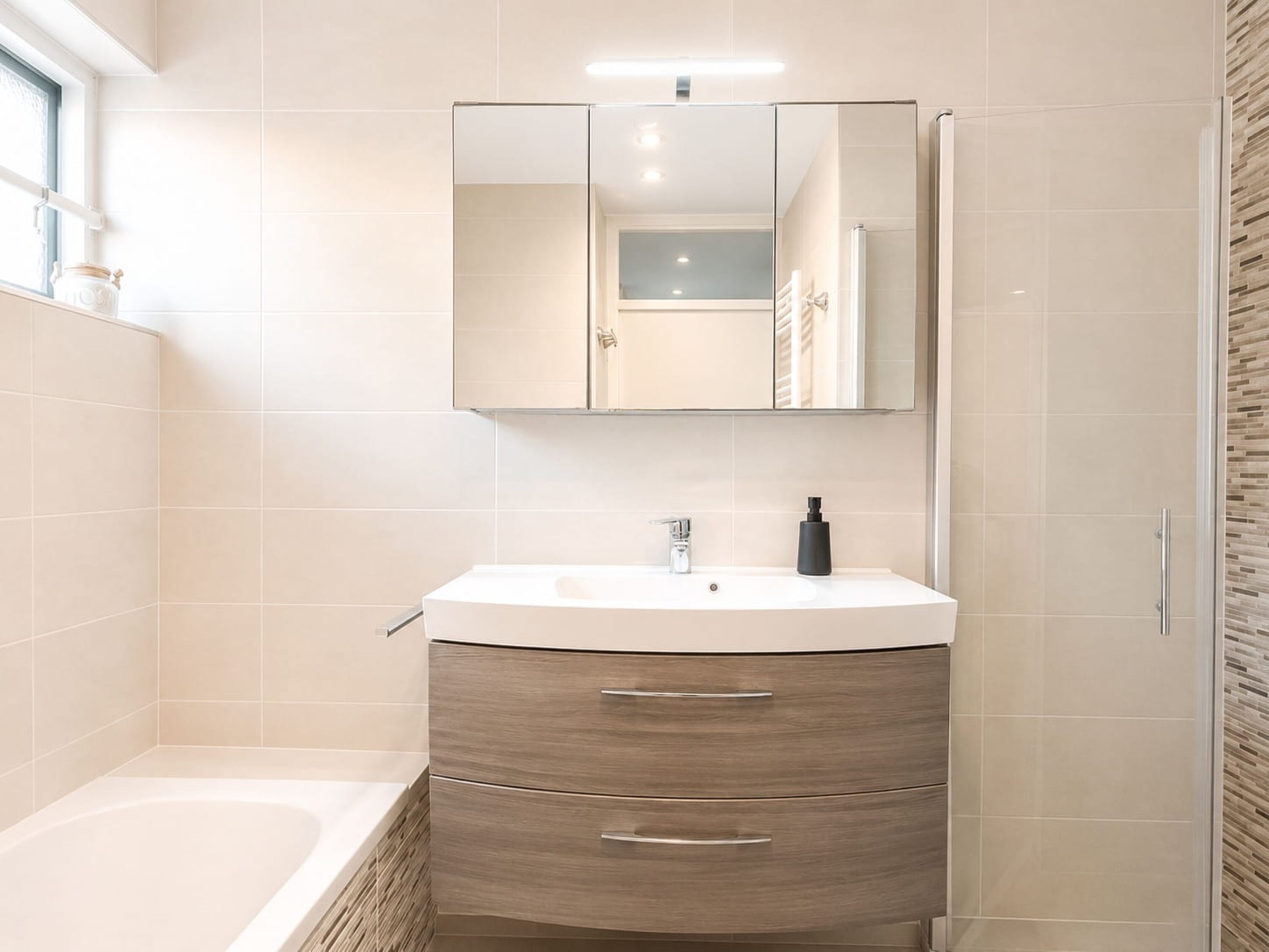 Ferienhaus Villa Relax Ooghduyne mit großem Badezimmer mit Badewanne und Dusche