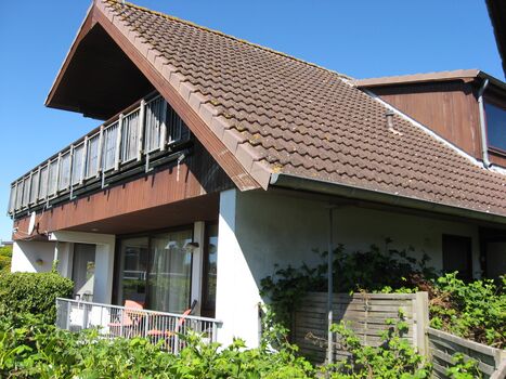 Umlaufender großer Balkon plus großes eingezäuntes Grundstück mit Rasen