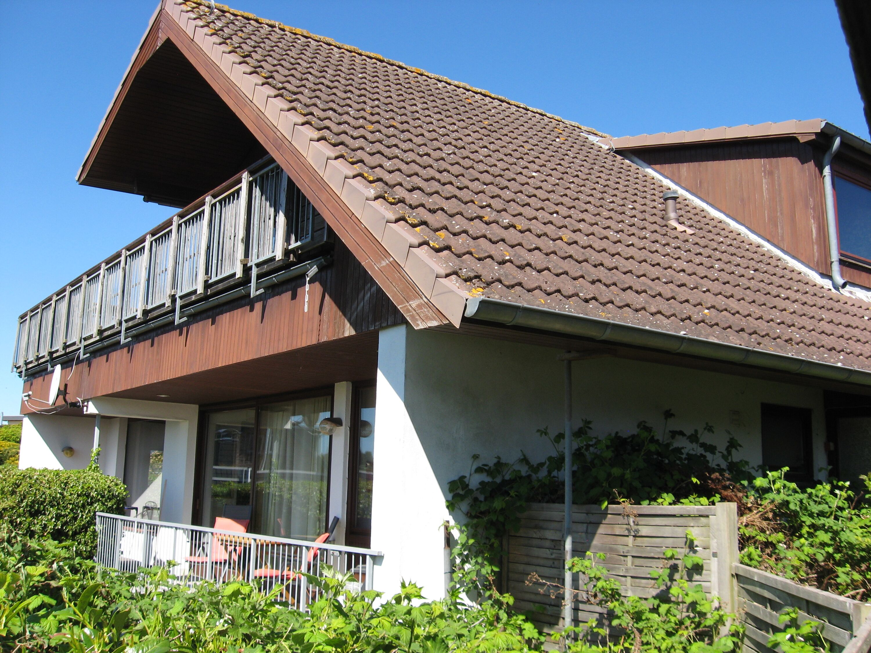 Umlaufender großer Balkon plus großes eingezäuntes Grundstück mit Rasen
