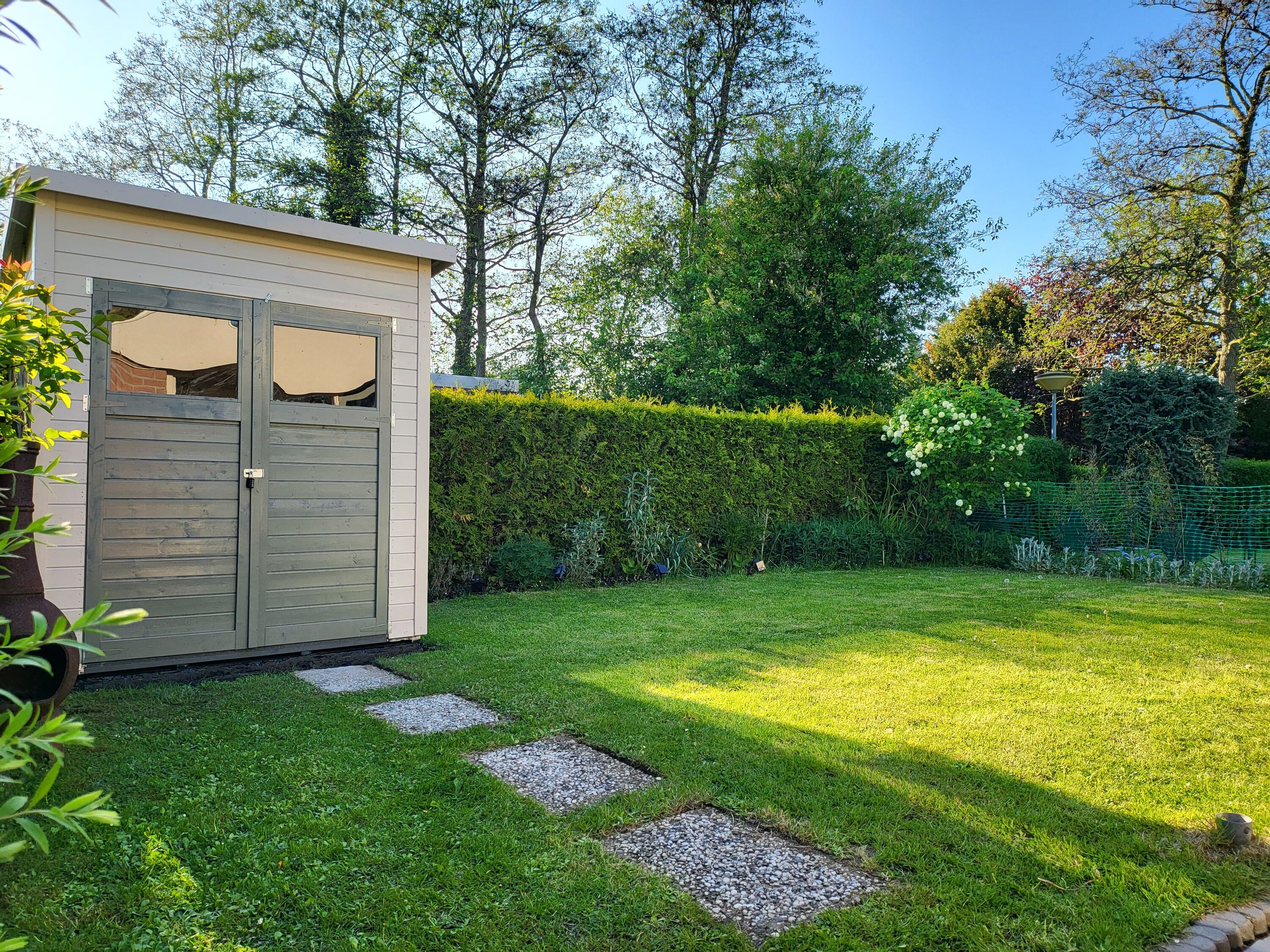 Garten mit Gartenhütte