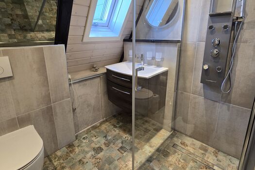 mit Designerfliesen völlig neu eingerichtetes Bad mit ebenerdiger Dusche