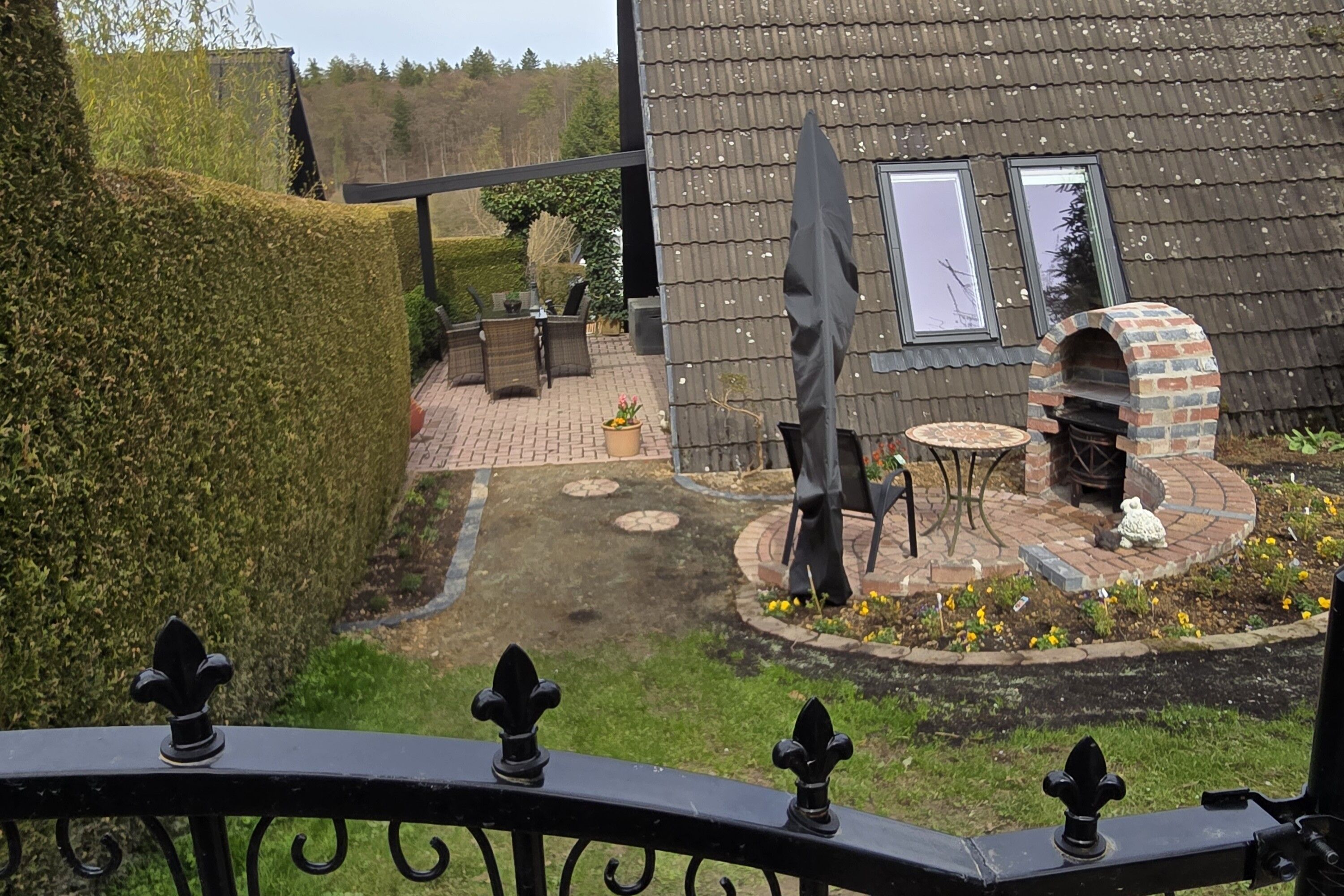 toller Grillplatz mit Sonnenschirm in traditioneller südländischer Rundbauweise