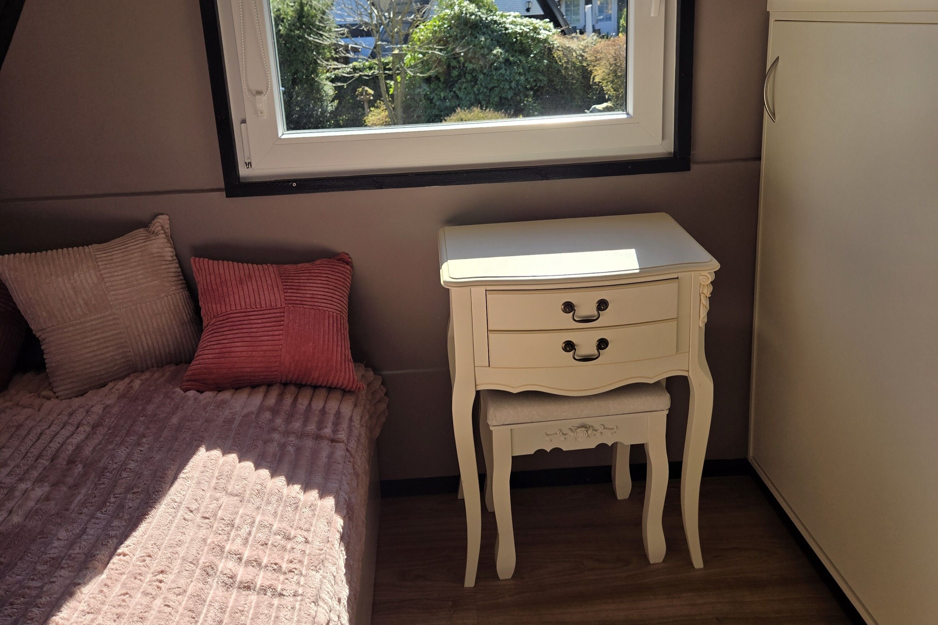 Schlafzimmer 2 im Chippendale Stil, elegant und zum Wohlfühlen mit 120 cm breitem Bett.