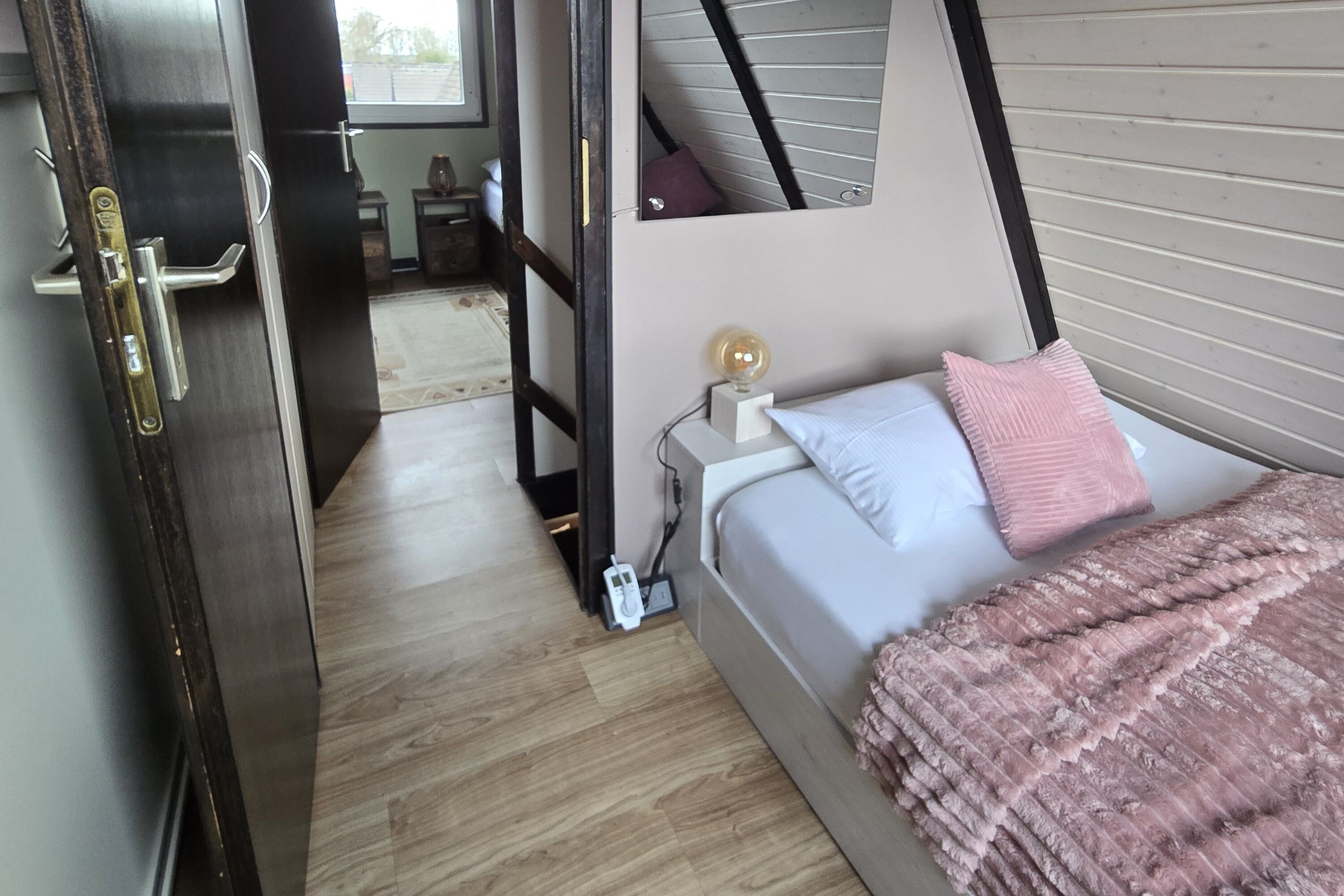 Schlafzimmer 2 mit Durchblick zu Schlafzimmer 2