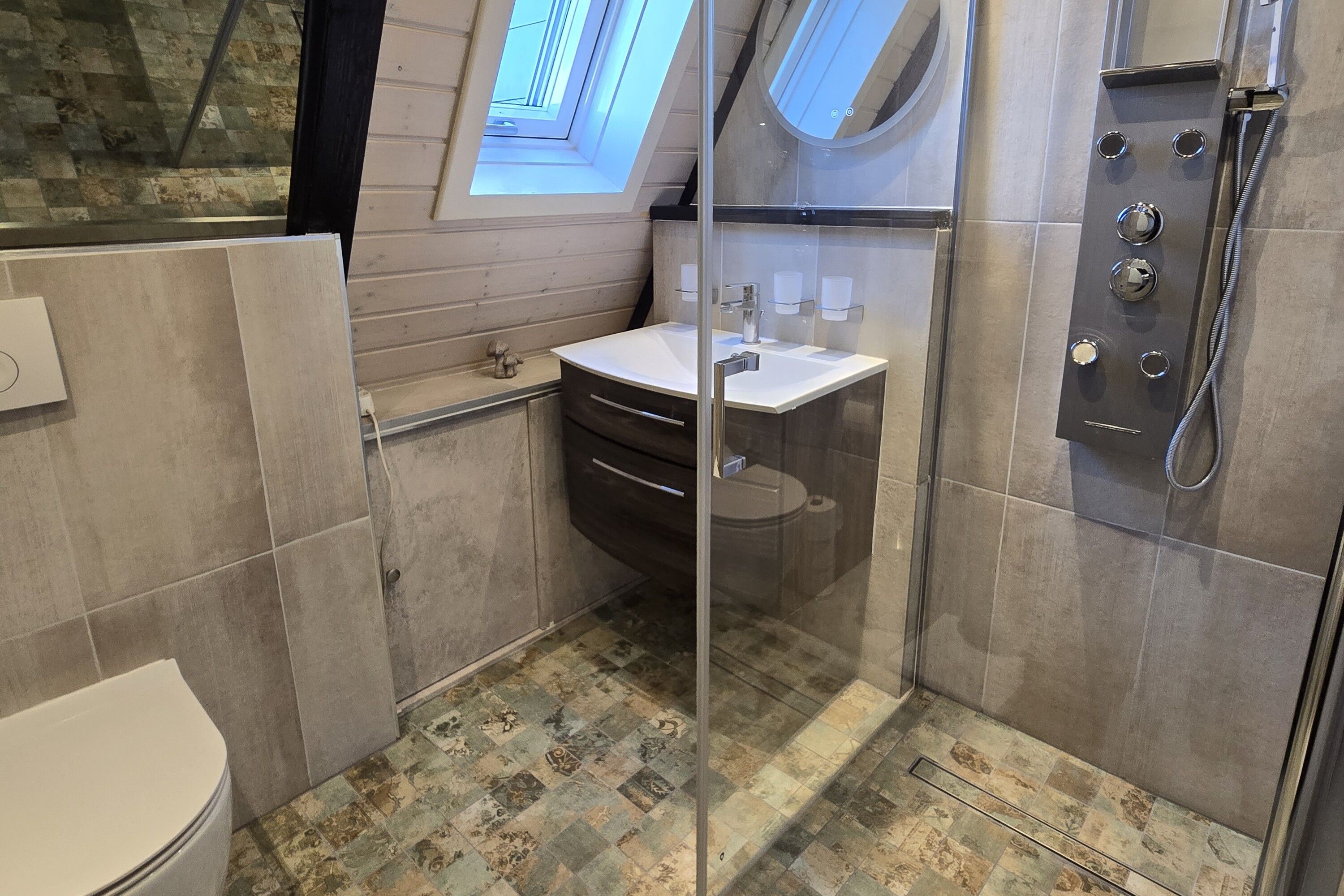 mit Designerfliesen völlig neu eingerichtetes Bad mit ebenerdiger Dusche