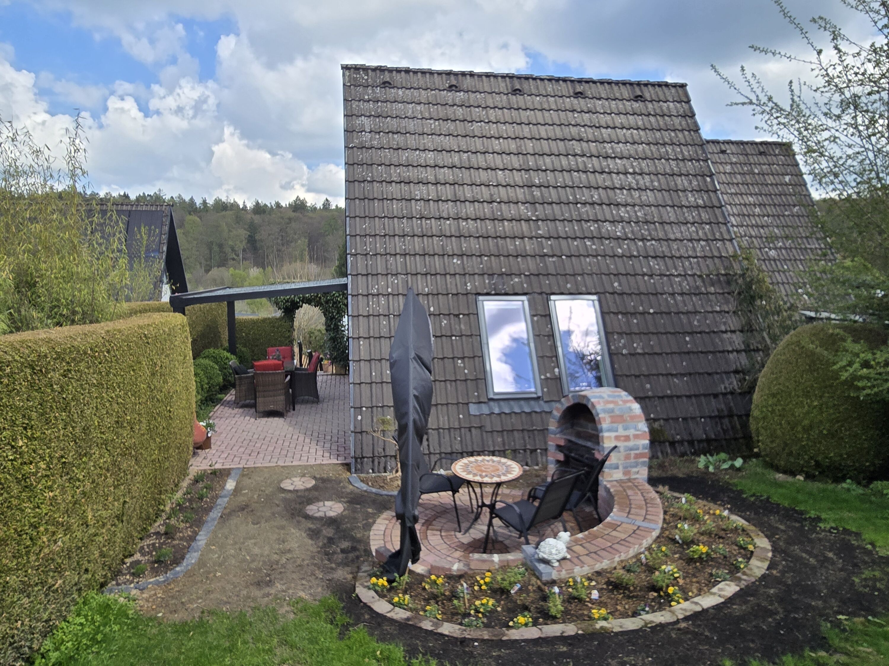 Rückseite des Hauses mit Grillplatz