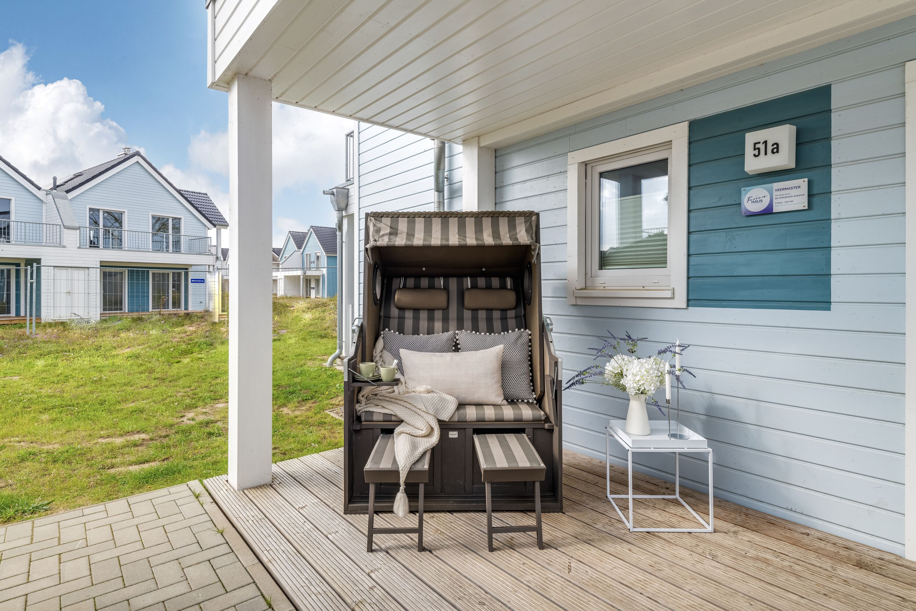 Kleine Terrasse mit Strandkorb