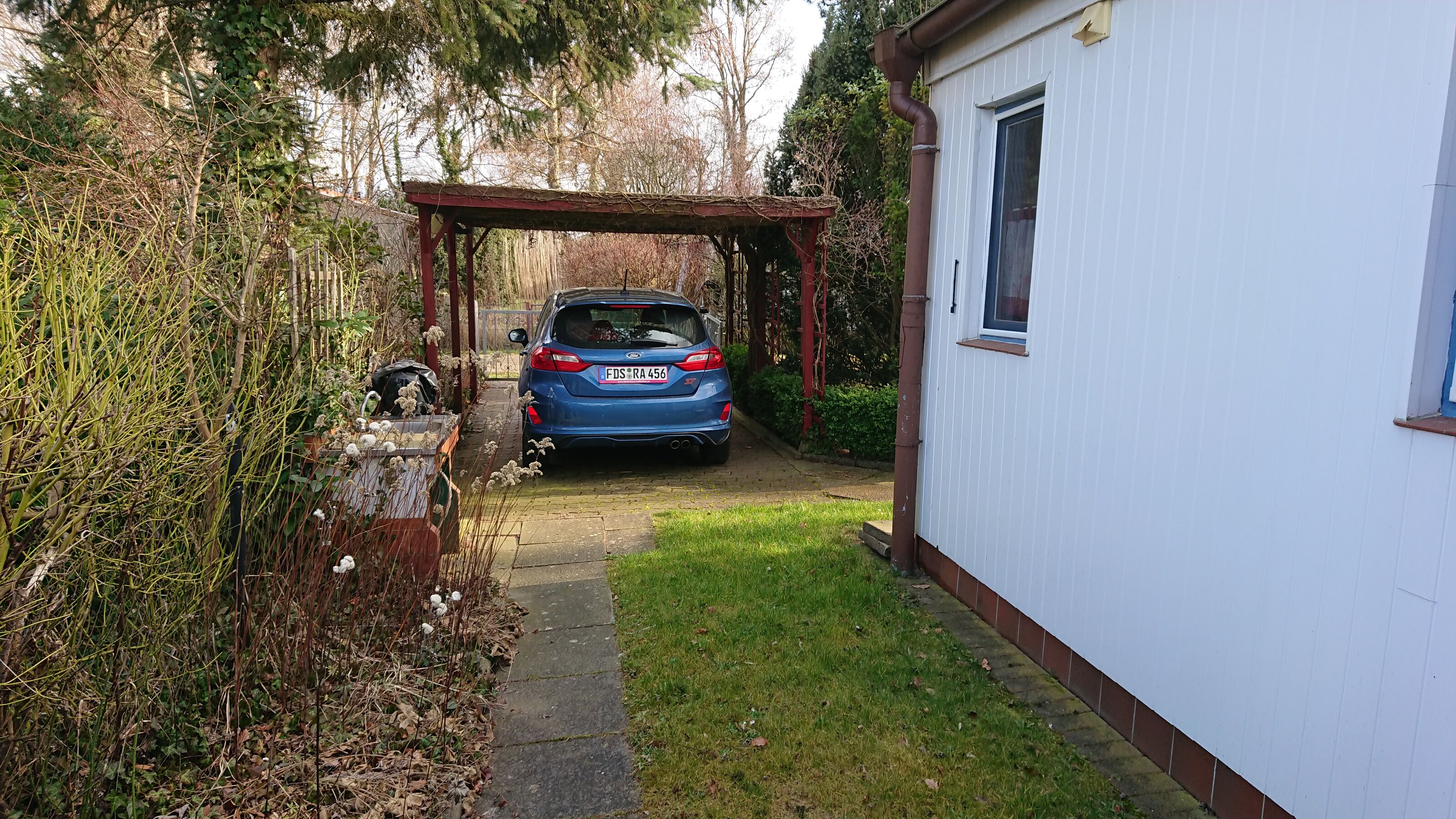 Gartenansicht mit Carport