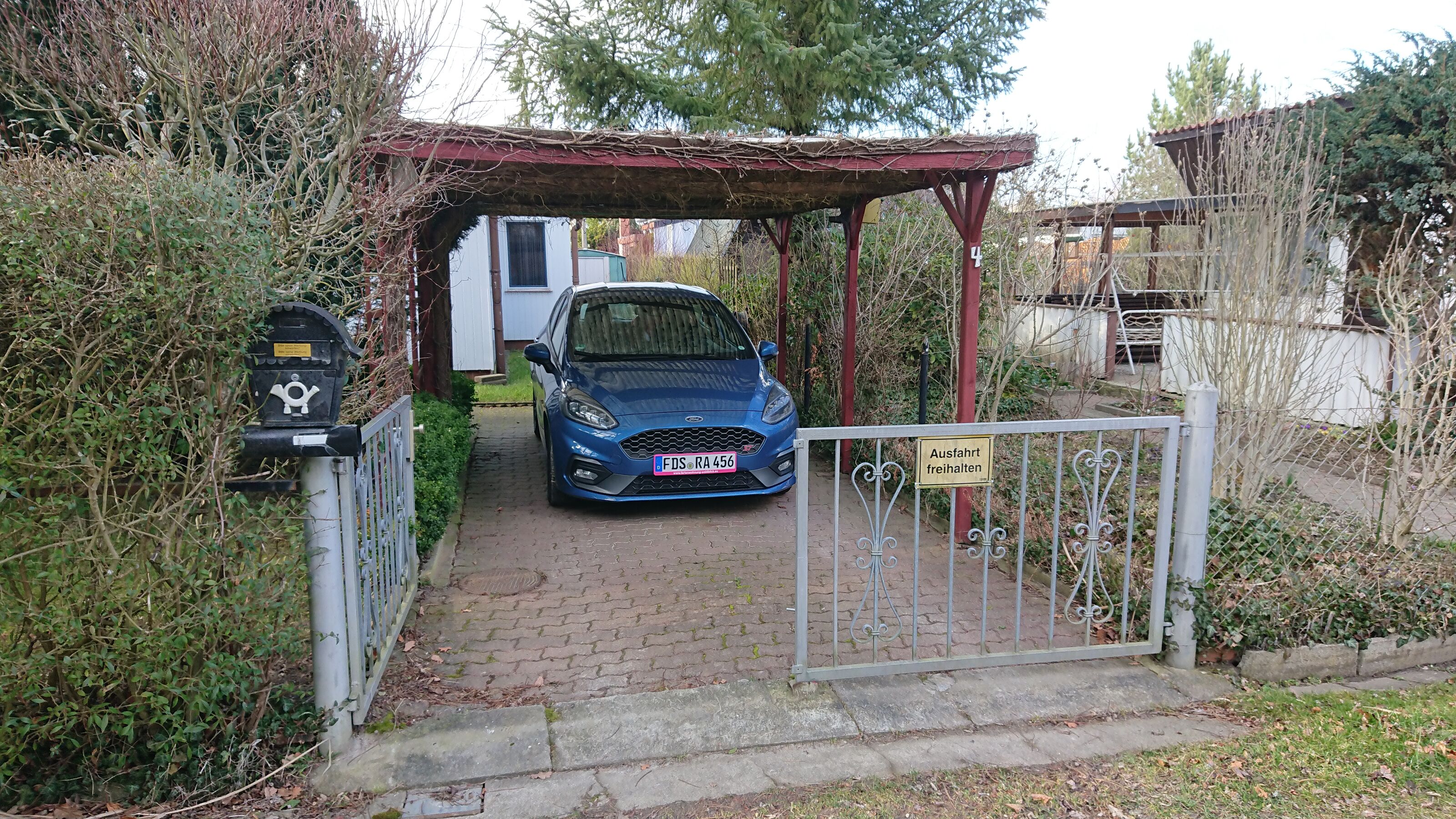 Auffahrt mit Carport