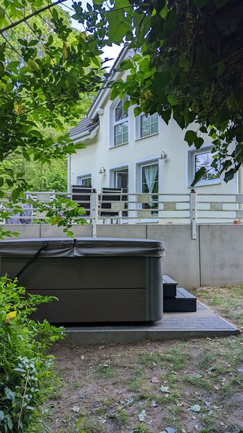 Blick vom Garten zur oberen Terrasse