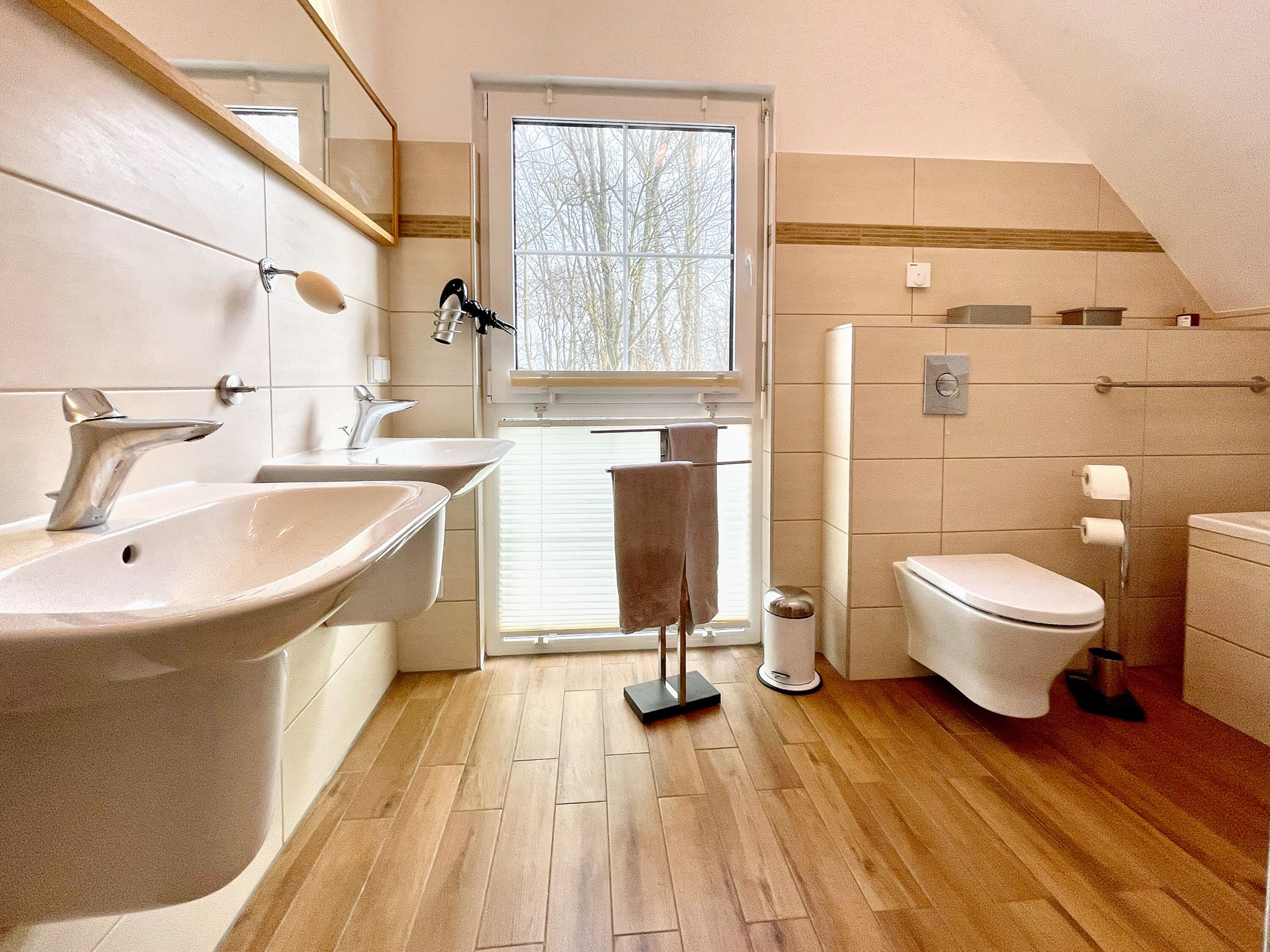 Bad mit Wanne und separater Dusche