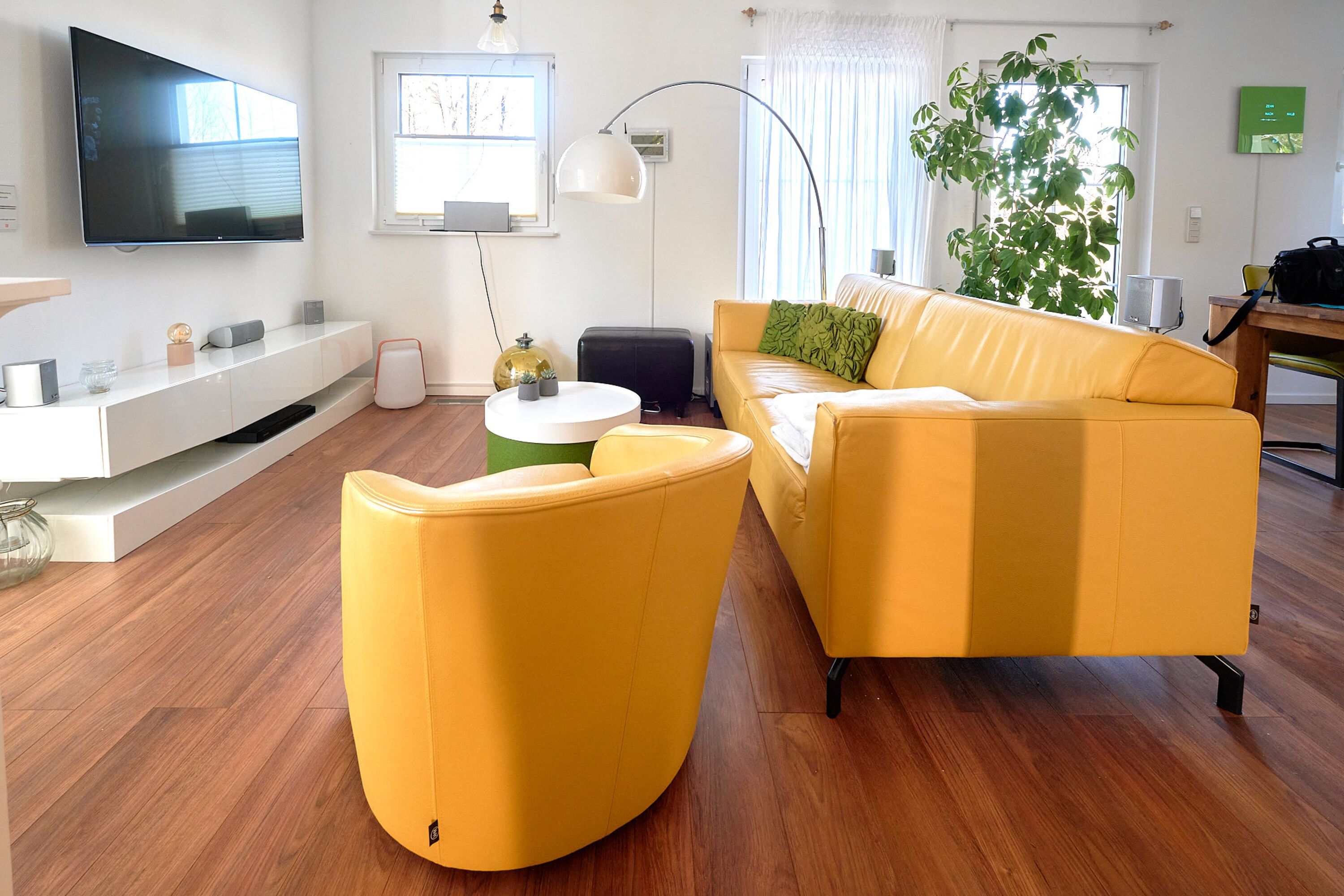Wohnzimmer mit Zugang zu beiden Terrassen