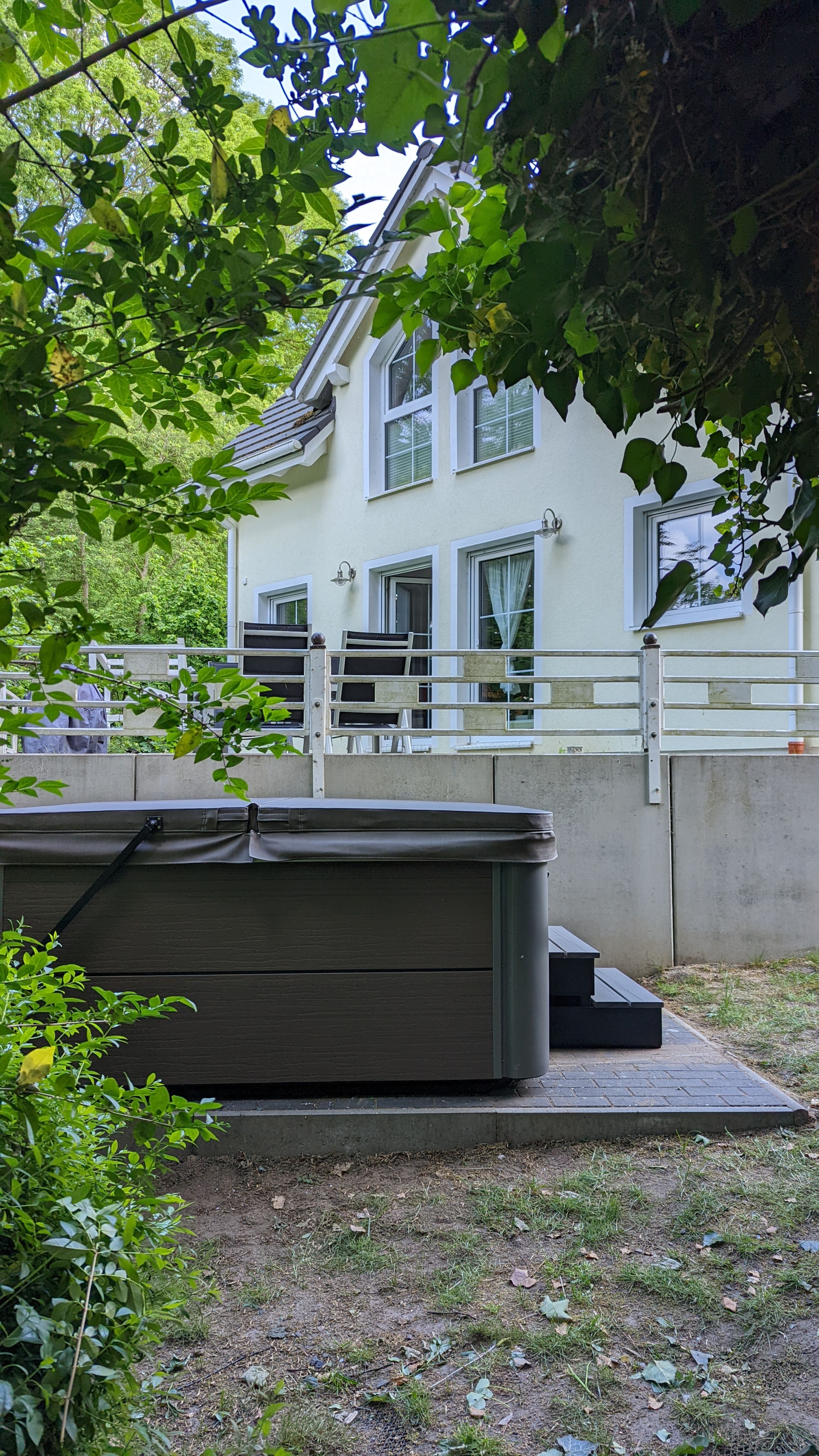 Blick vom Garten zur oberen Terrasse