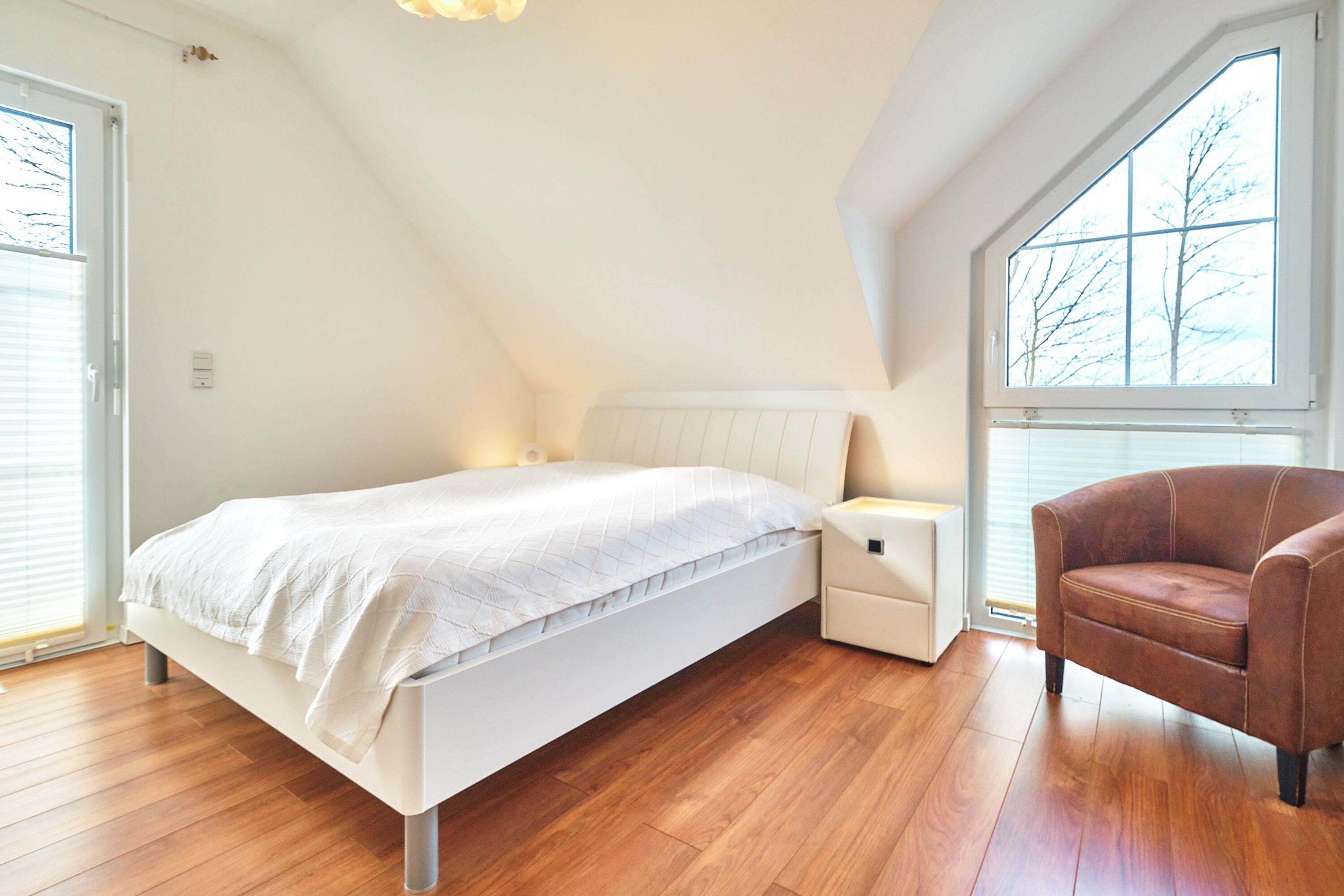 Doppelbett Schlafzimmer mit Balkonzugang, abduneklbar mit Mückenschutz
