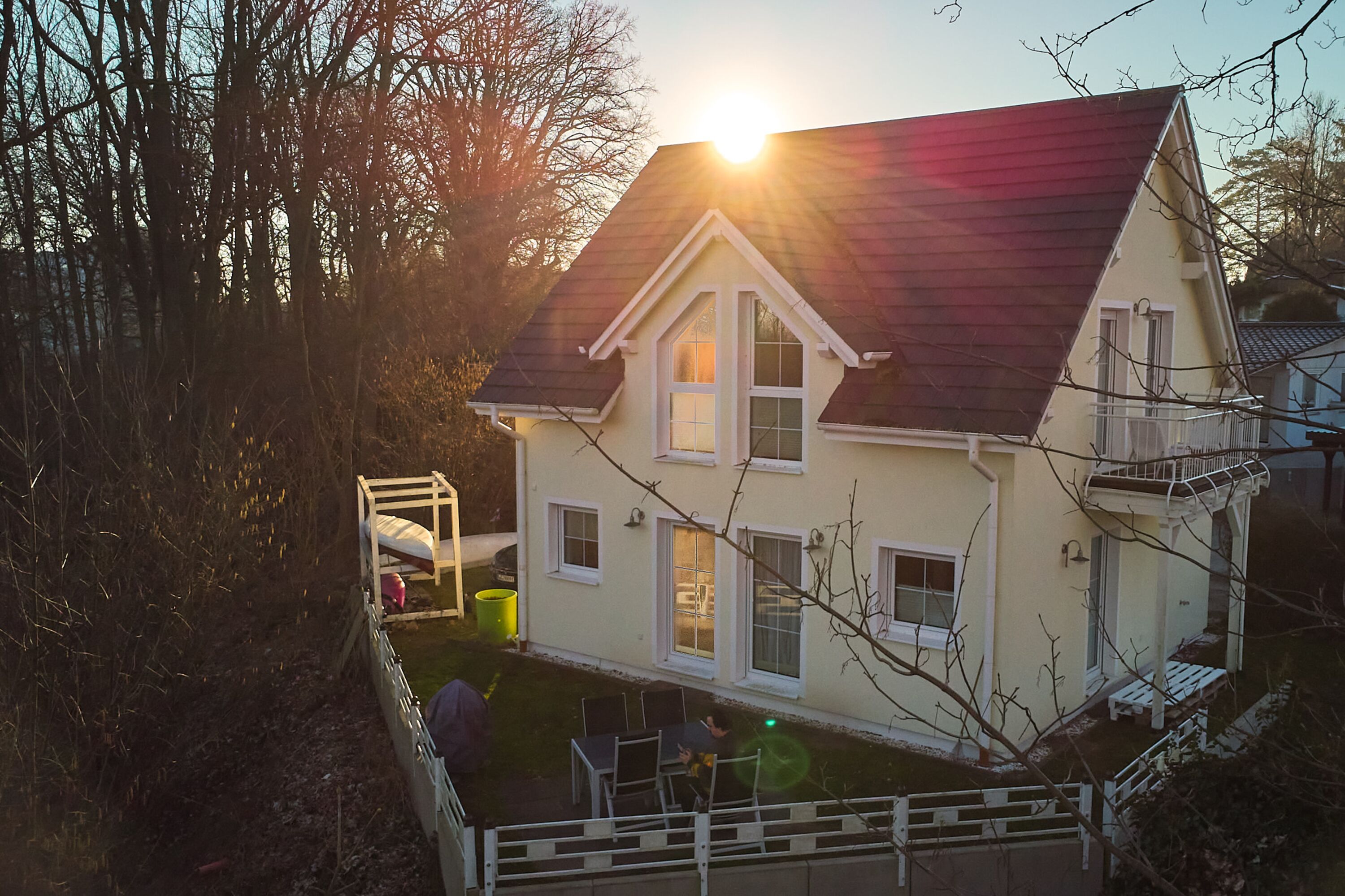 Direkt am See mit privatem Garten, zwei Terrassen (hier noch nicht abgebildet) und Balkon