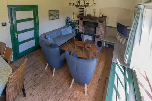 Die gemütliche Sitzecke mit Kamin und TV